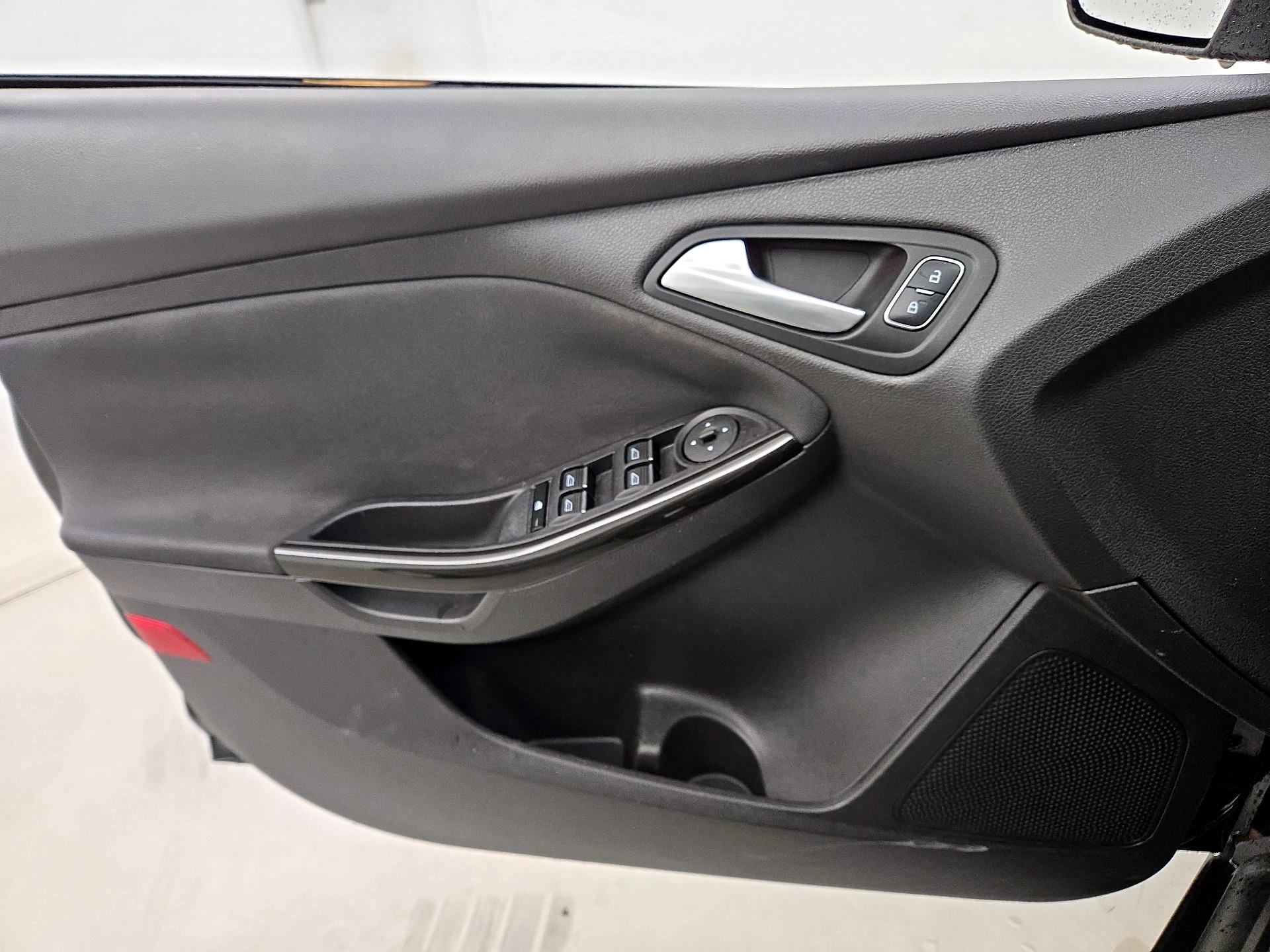 Thumbnail: 2015 Ford Focus - 12