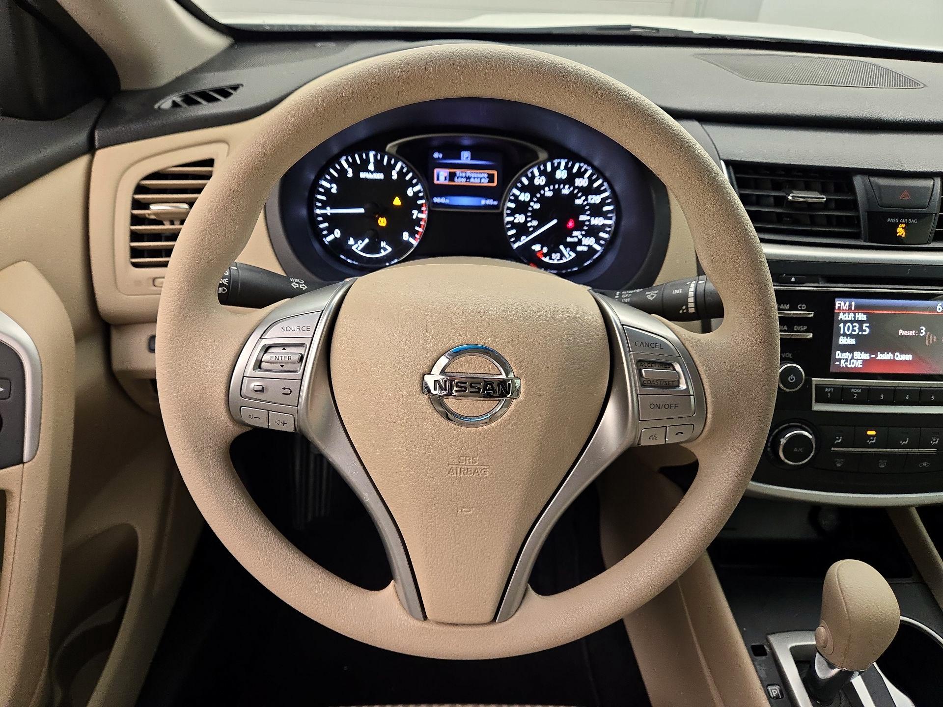 Thumbnail: 2017 Nissan Altima - 10