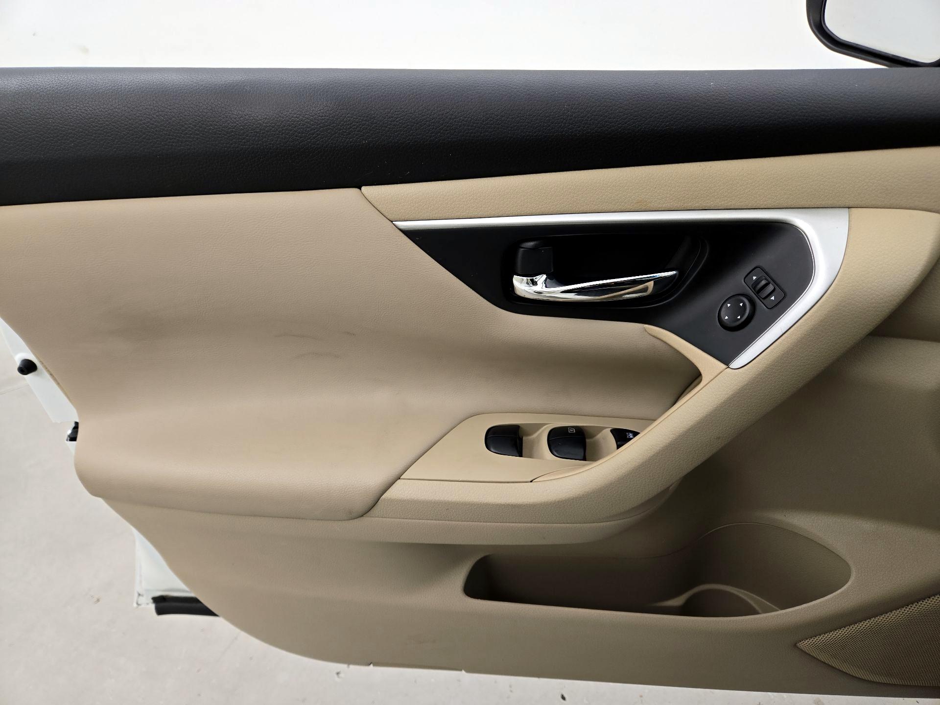 Thumbnail: 2017 Nissan Altima - 12