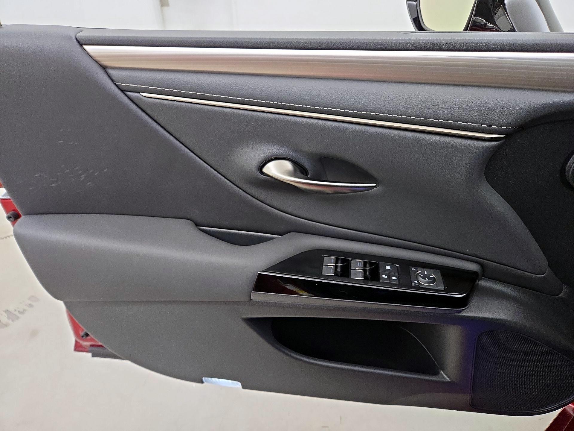 Thumbnail: 2022 Lexus ES - 12