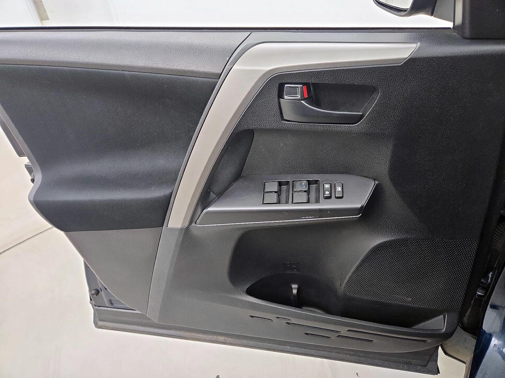 Thumbnail: 2018 Toyota RAV4 - 12