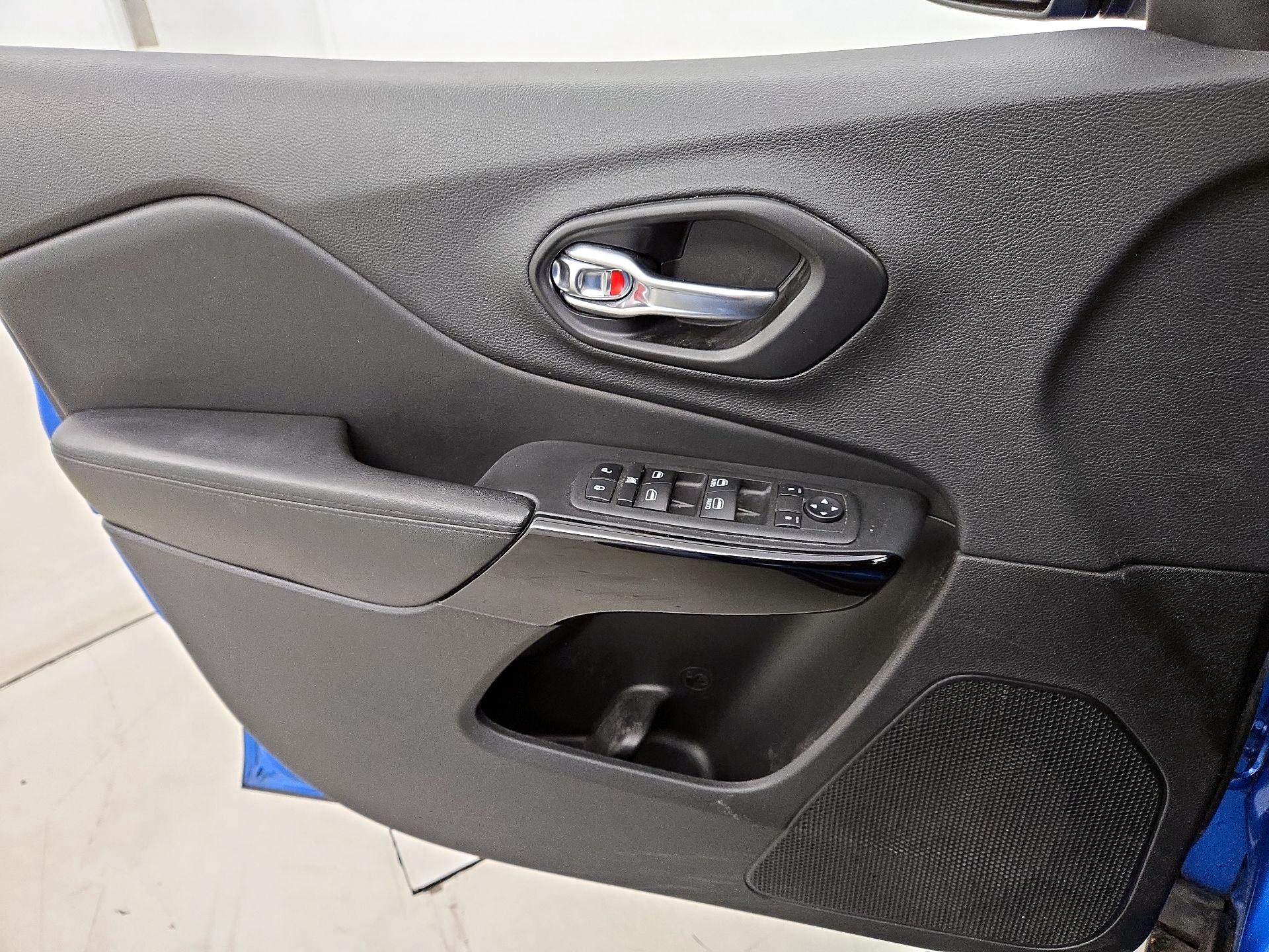 Thumbnail: 2022 Jeep Cherokee - 12