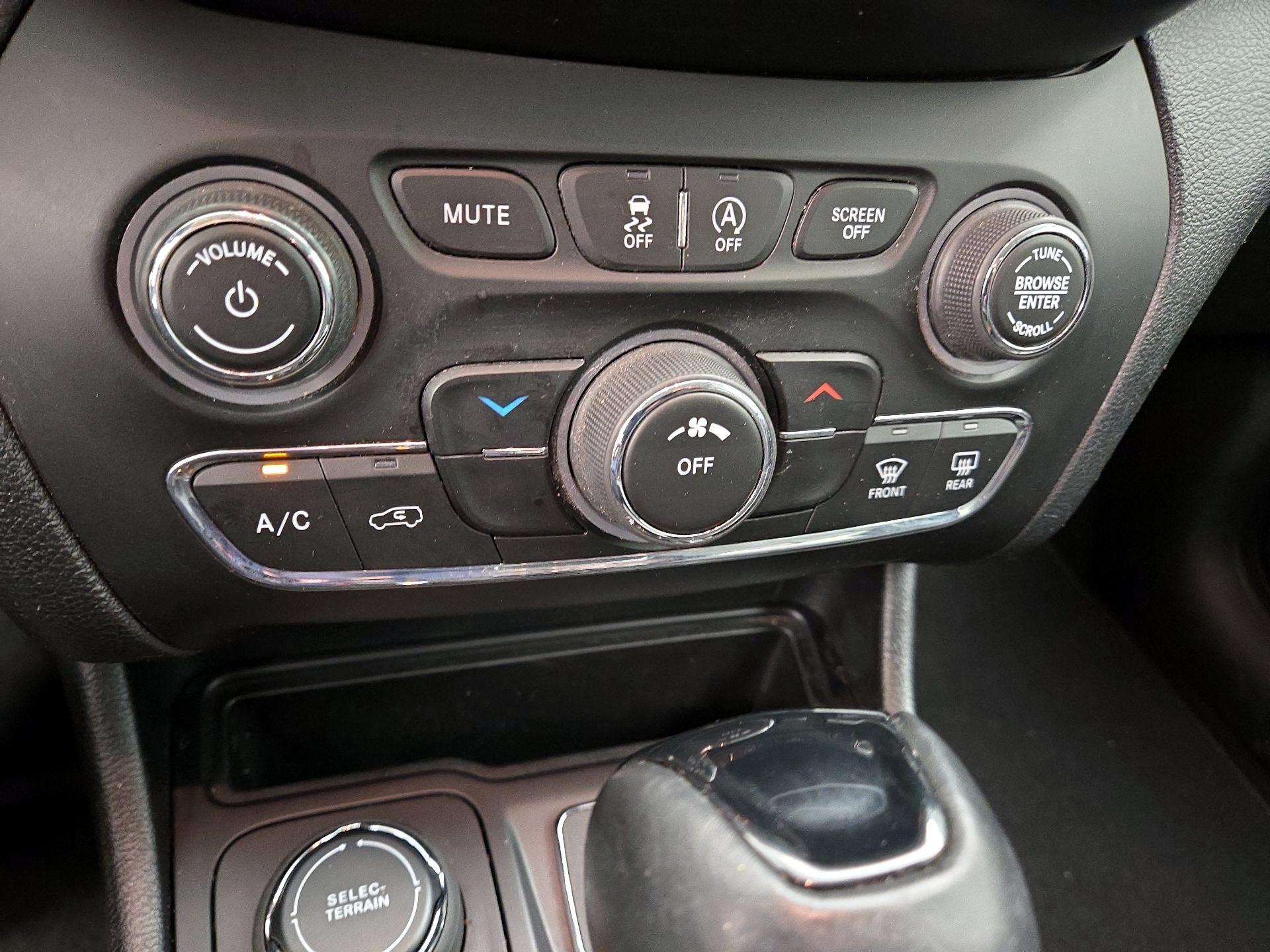 Thumbnail: 2022 Jeep Cherokee - 16