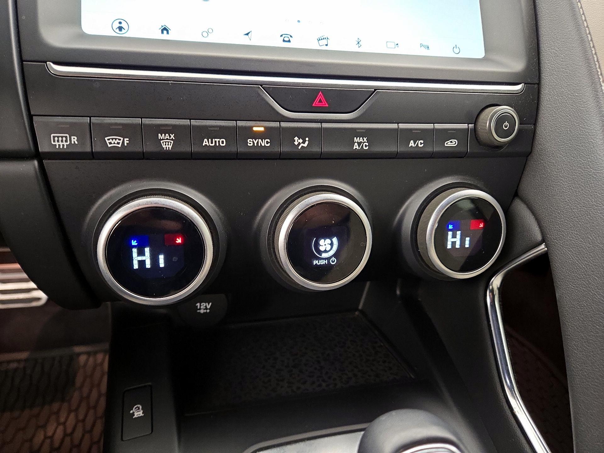 Thumbnail: 2019 Jaguar E-Pace - 17