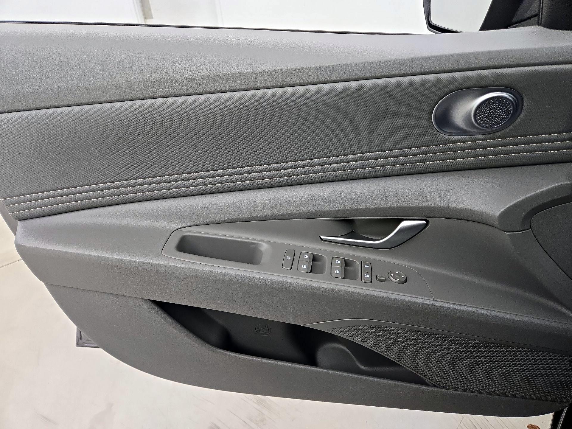 Thumbnail: 2022 Hyundai Elantra - 12