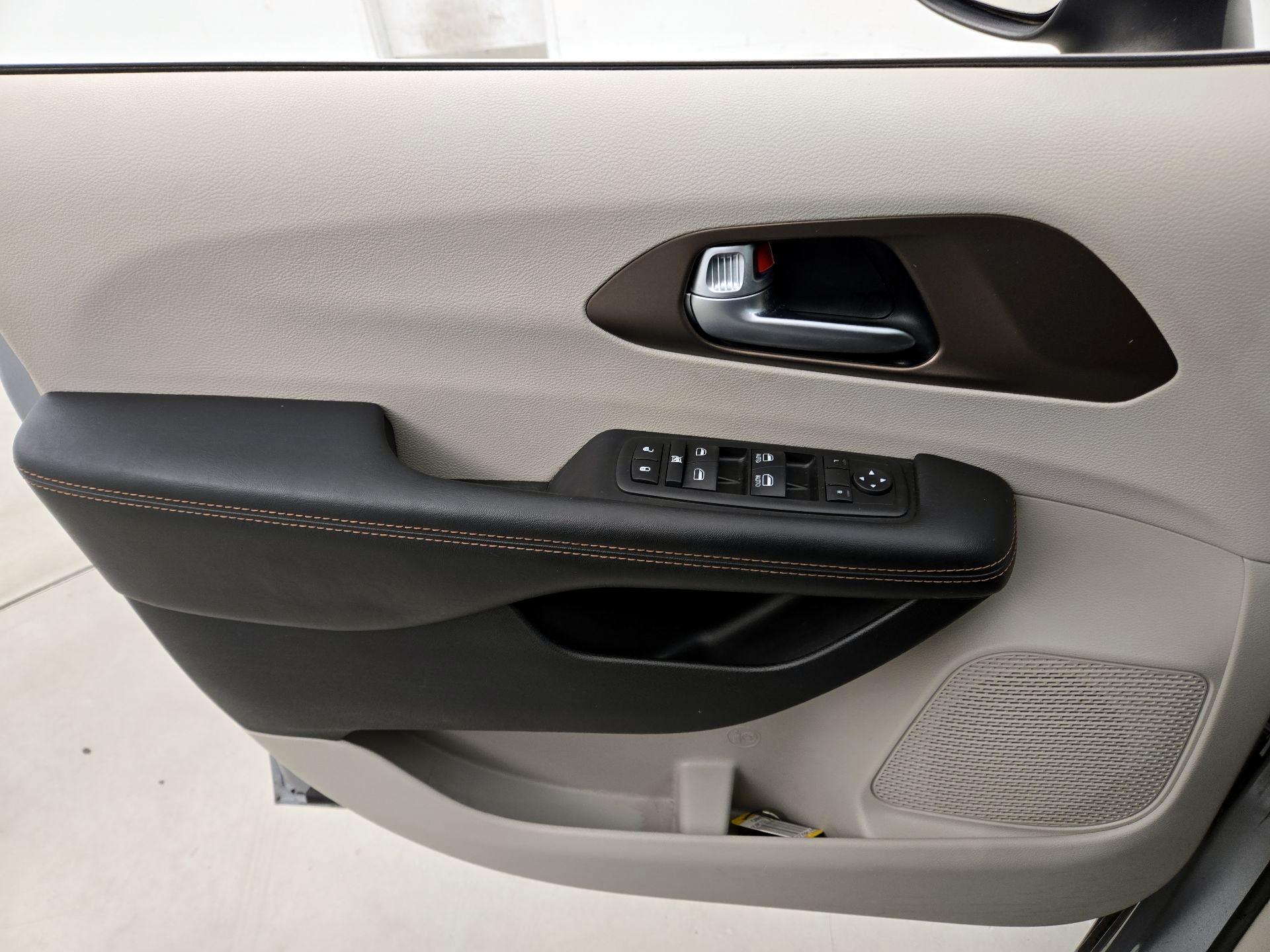 Thumbnail: 2018 Chrysler Pacifica - 12