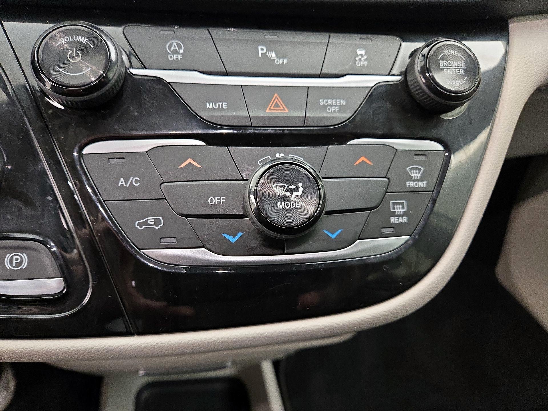 Thumbnail: 2018 Chrysler Pacifica - 16