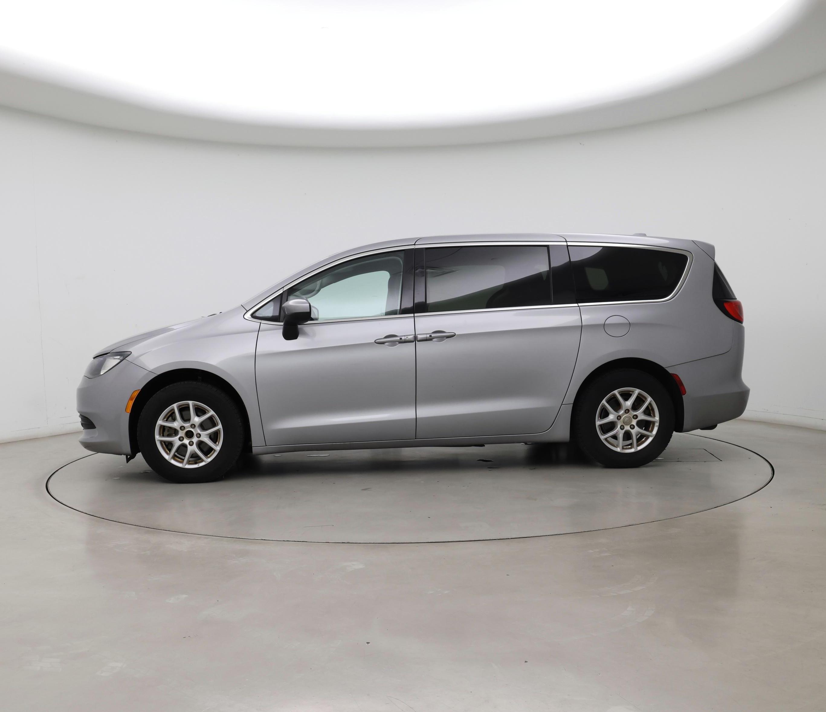 Thumbnail: 2018 Chrysler Pacifica - 3