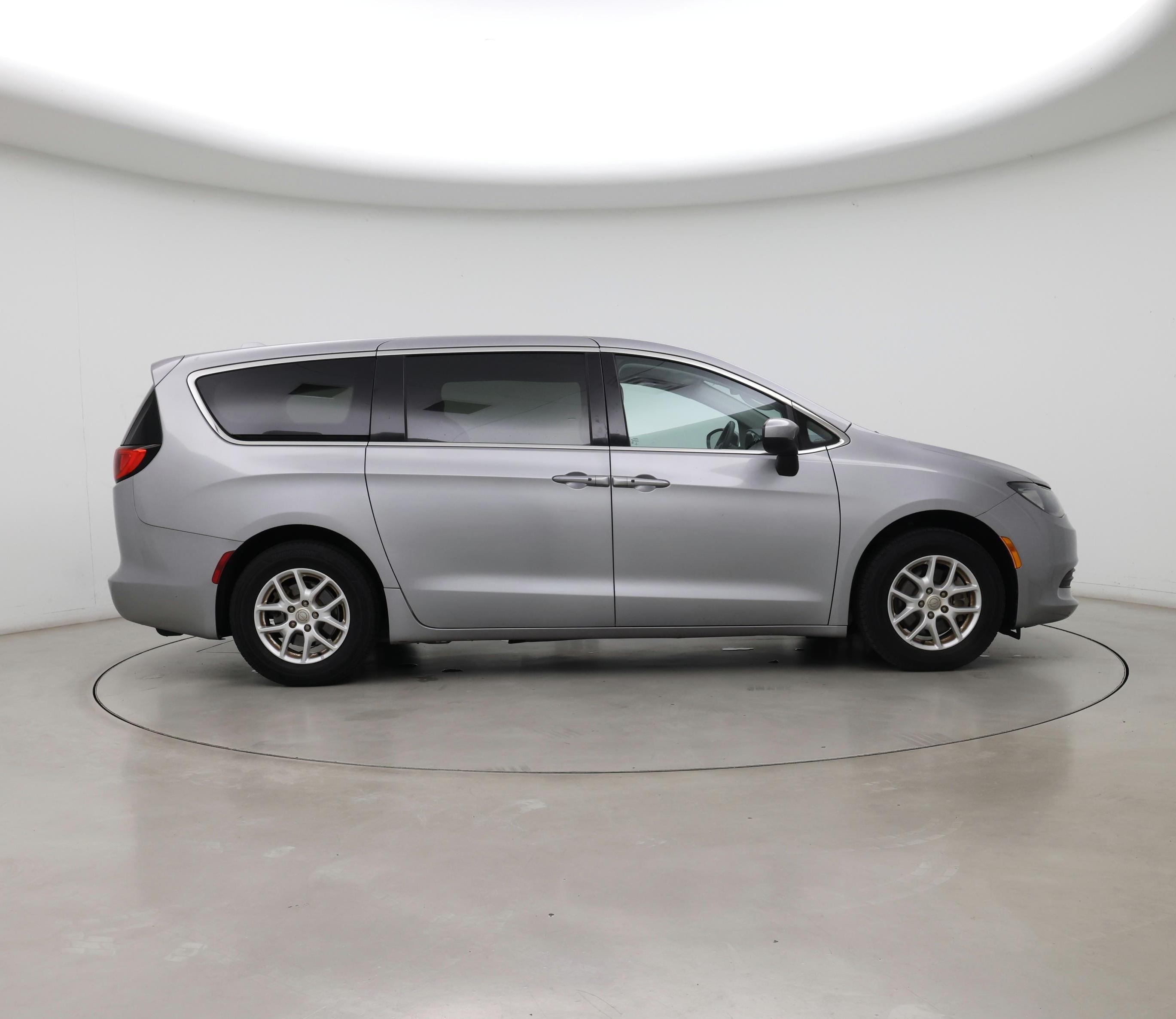 Thumbnail: 2018 Chrysler Pacifica - 7