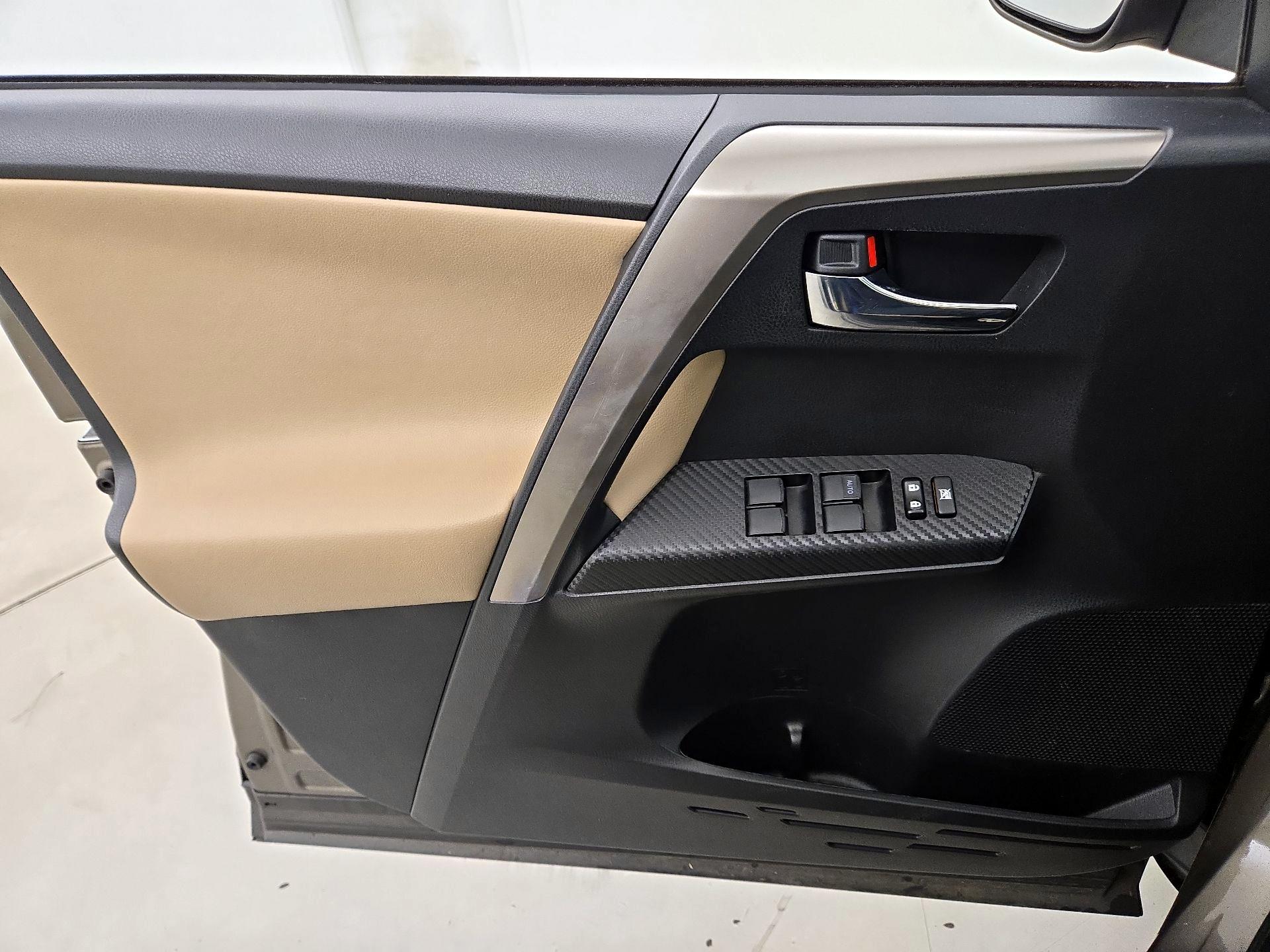 Thumbnail: 2015 Toyota RAV4 - 12