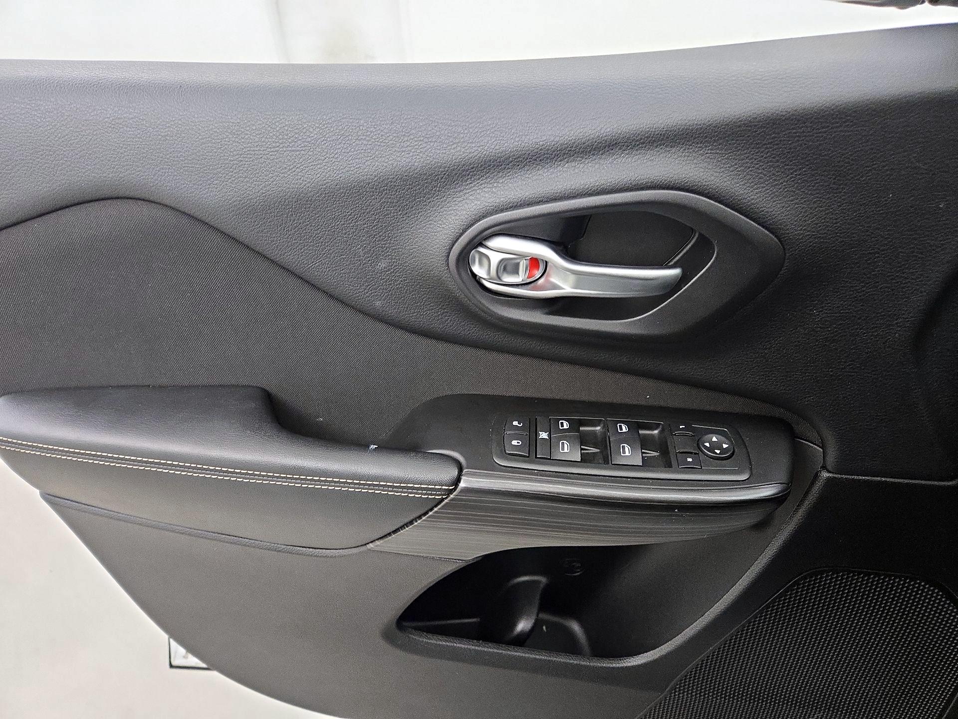 Thumbnail: 2015 Jeep Cherokee - 12