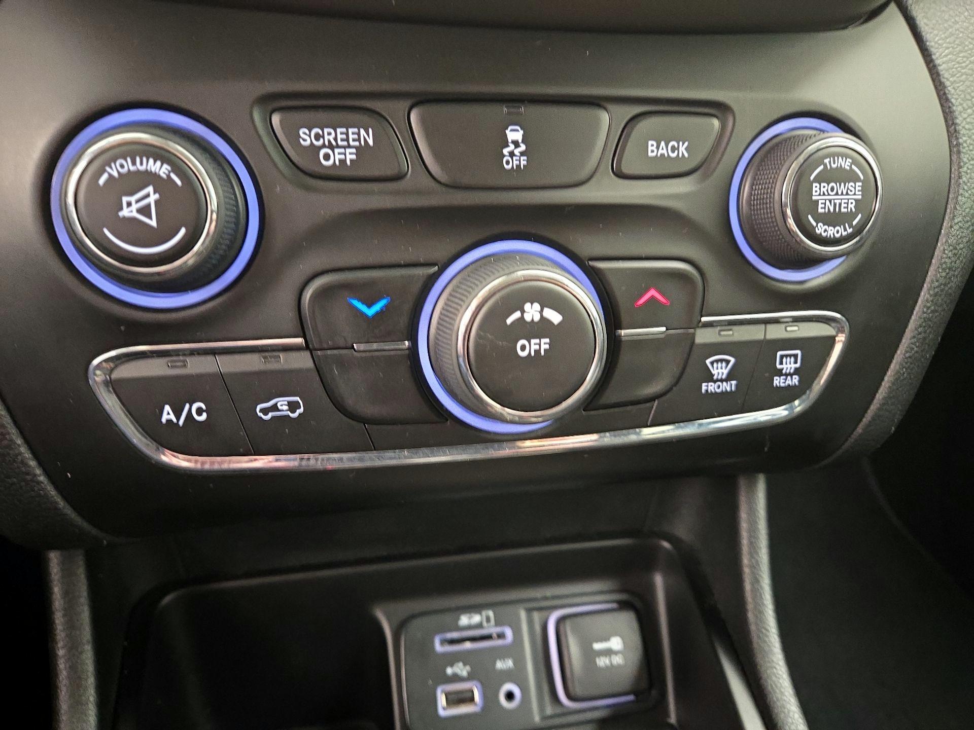 Thumbnail: 2015 Jeep Cherokee - 16