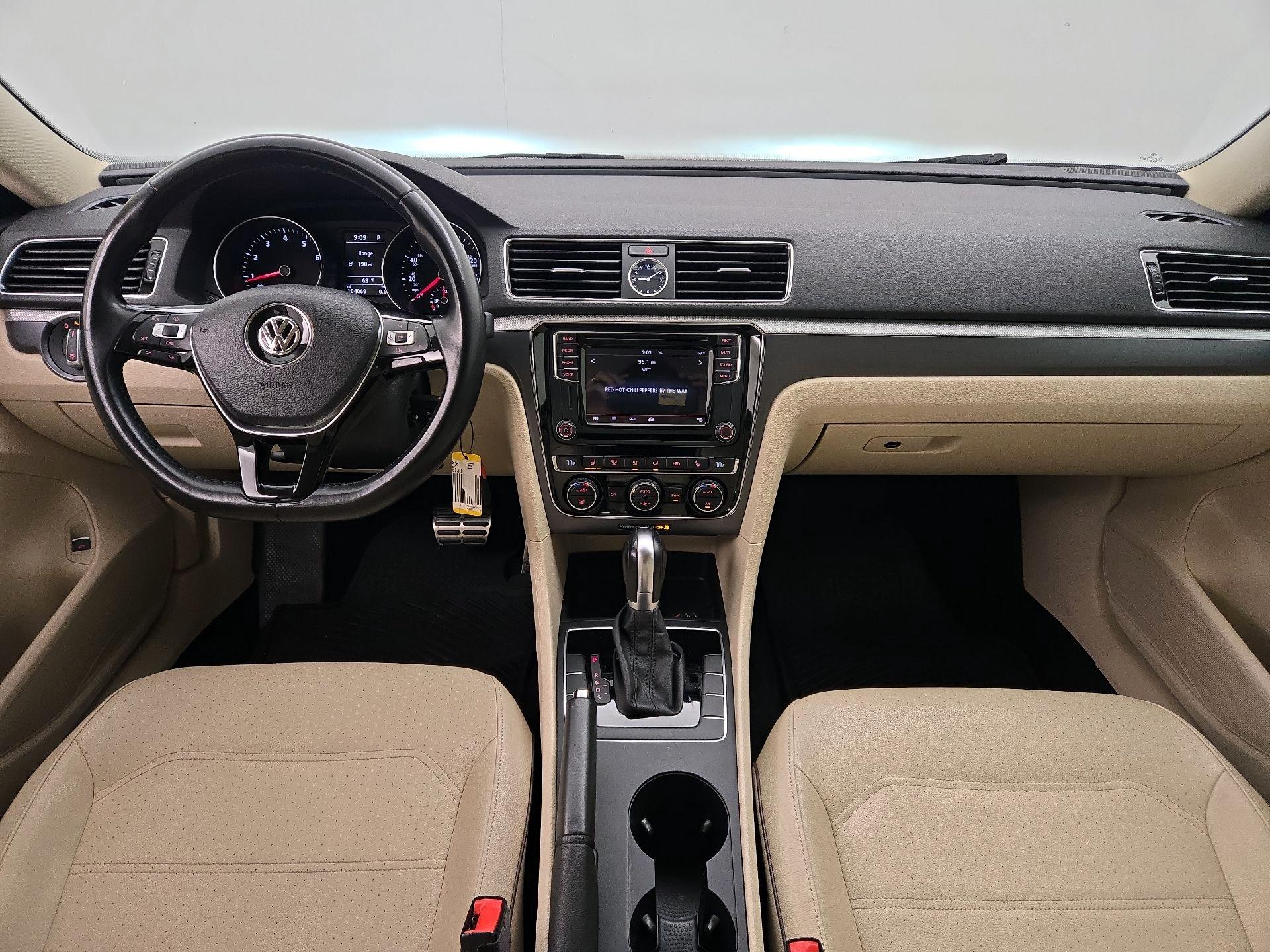 Thumbnail: 2017 Volkswagen Passat - 9