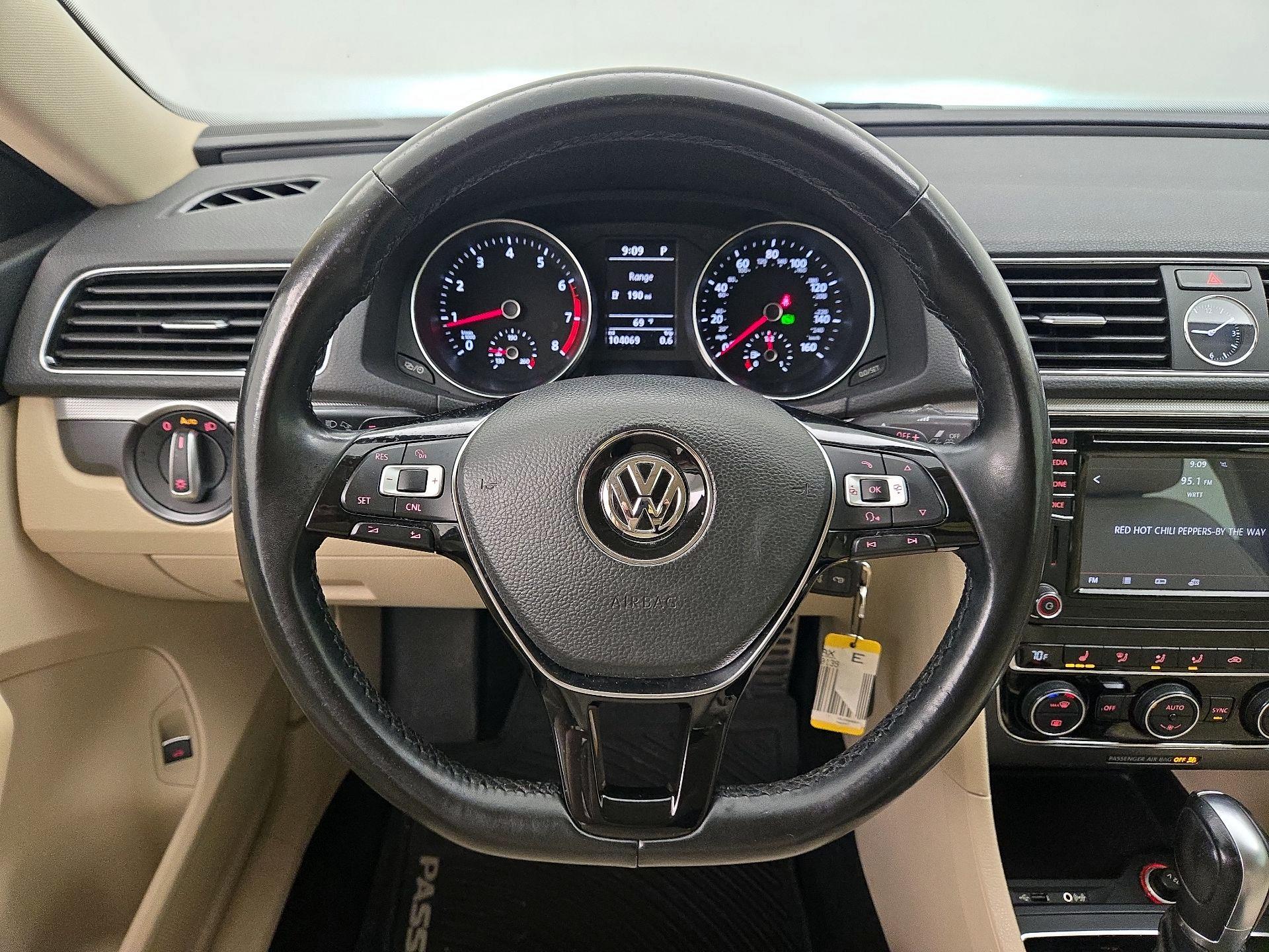 Thumbnail: 2017 Volkswagen Passat - 10