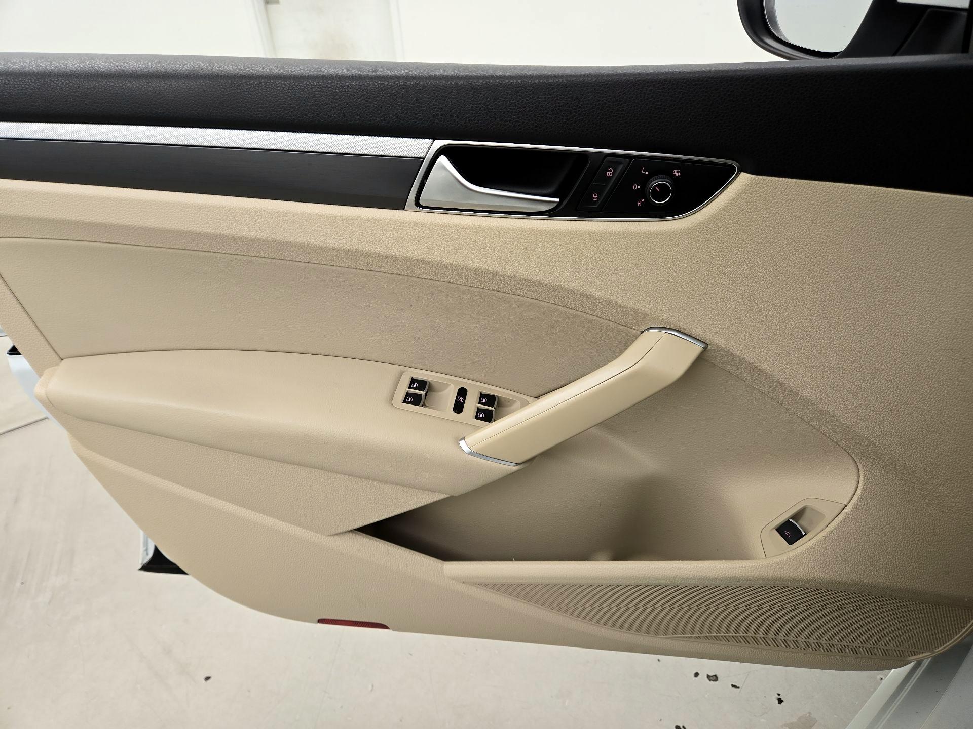 Thumbnail: 2017 Volkswagen Passat - 12