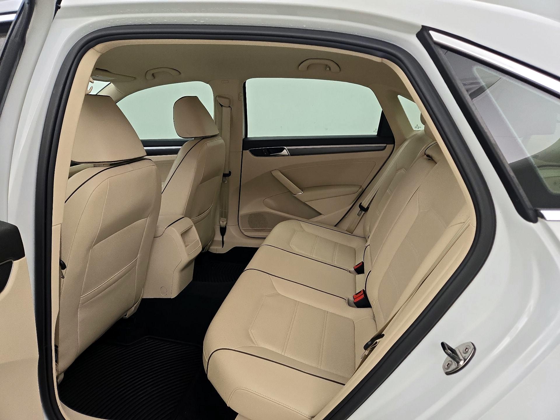 Thumbnail: 2017 Volkswagen Passat - 19