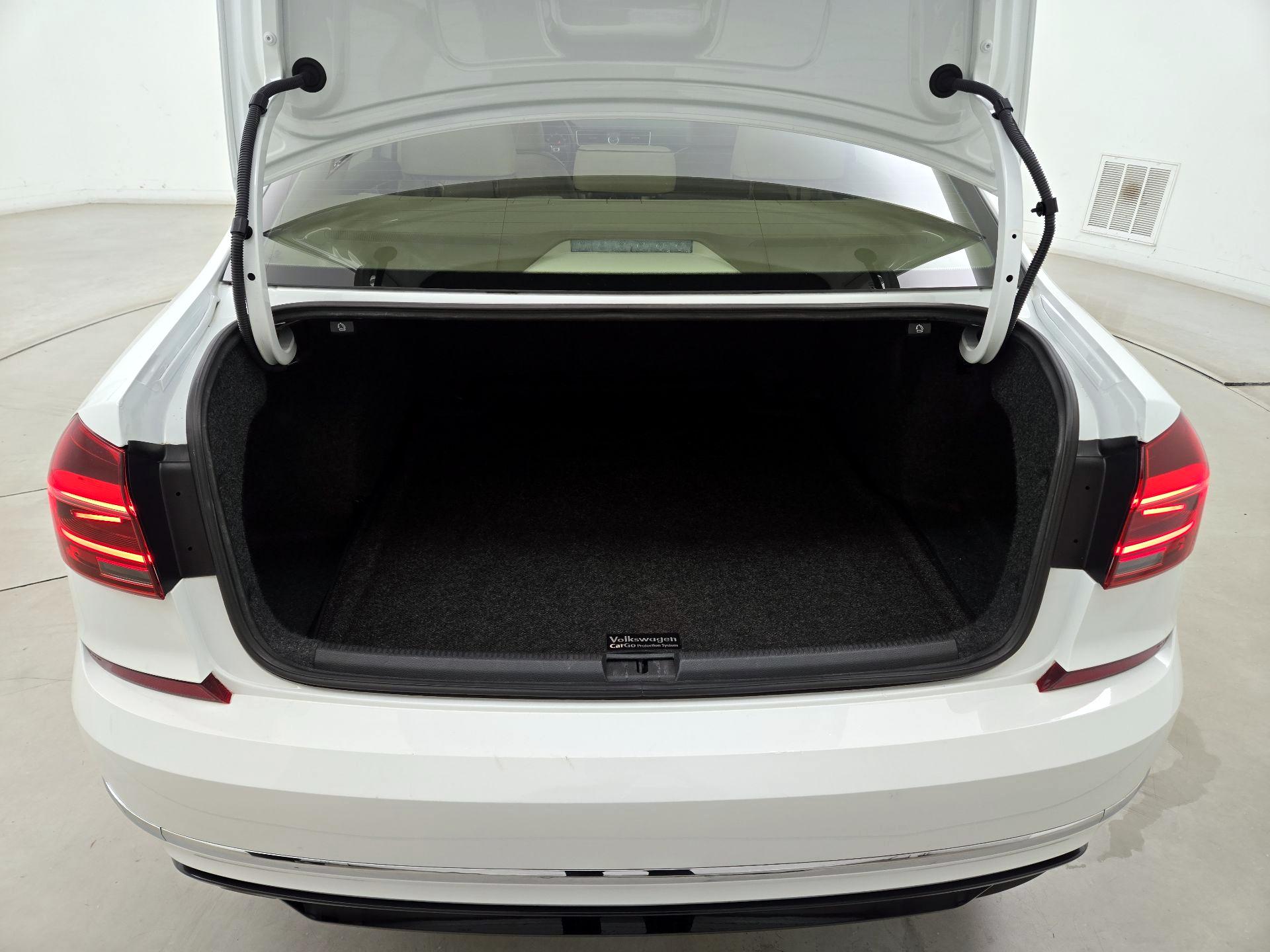 Thumbnail: 2017 Volkswagen Passat - 20