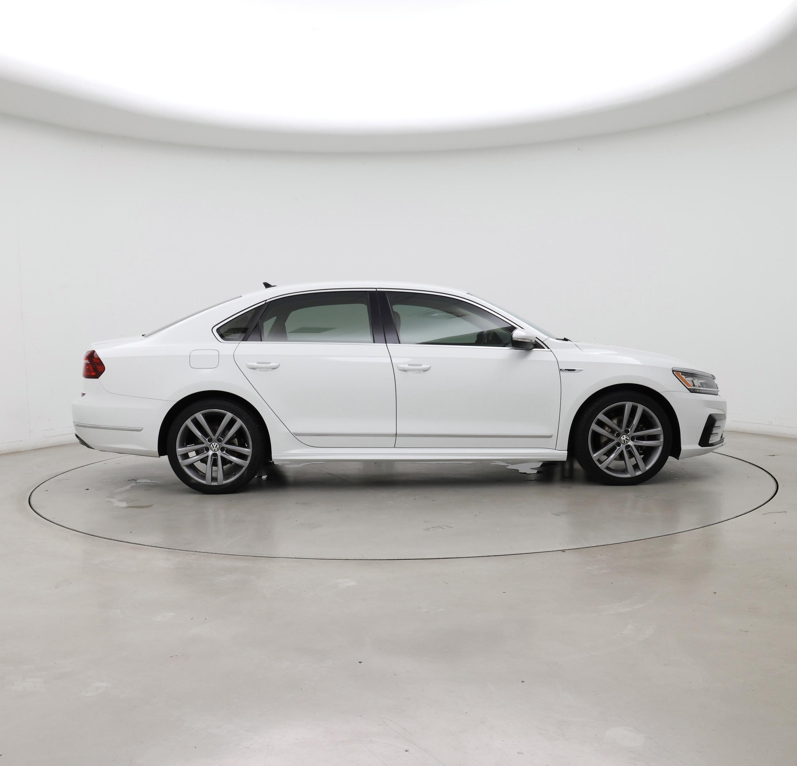 Thumbnail: 2017 Volkswagen Passat - 7