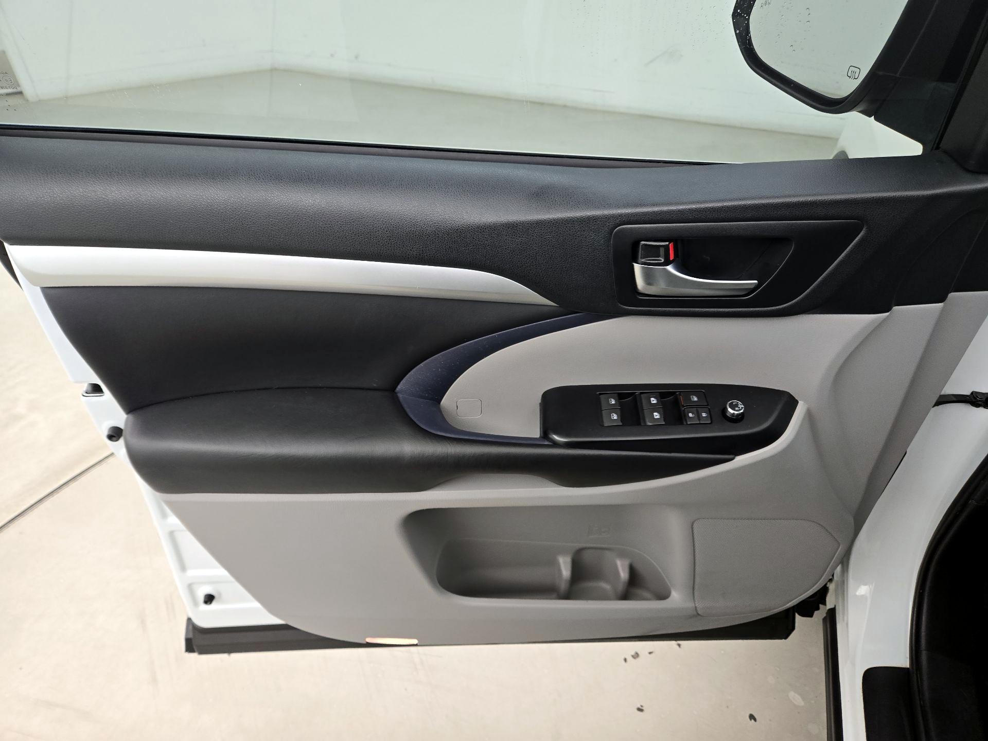 Thumbnail: 2019 Toyota Highlander - 12