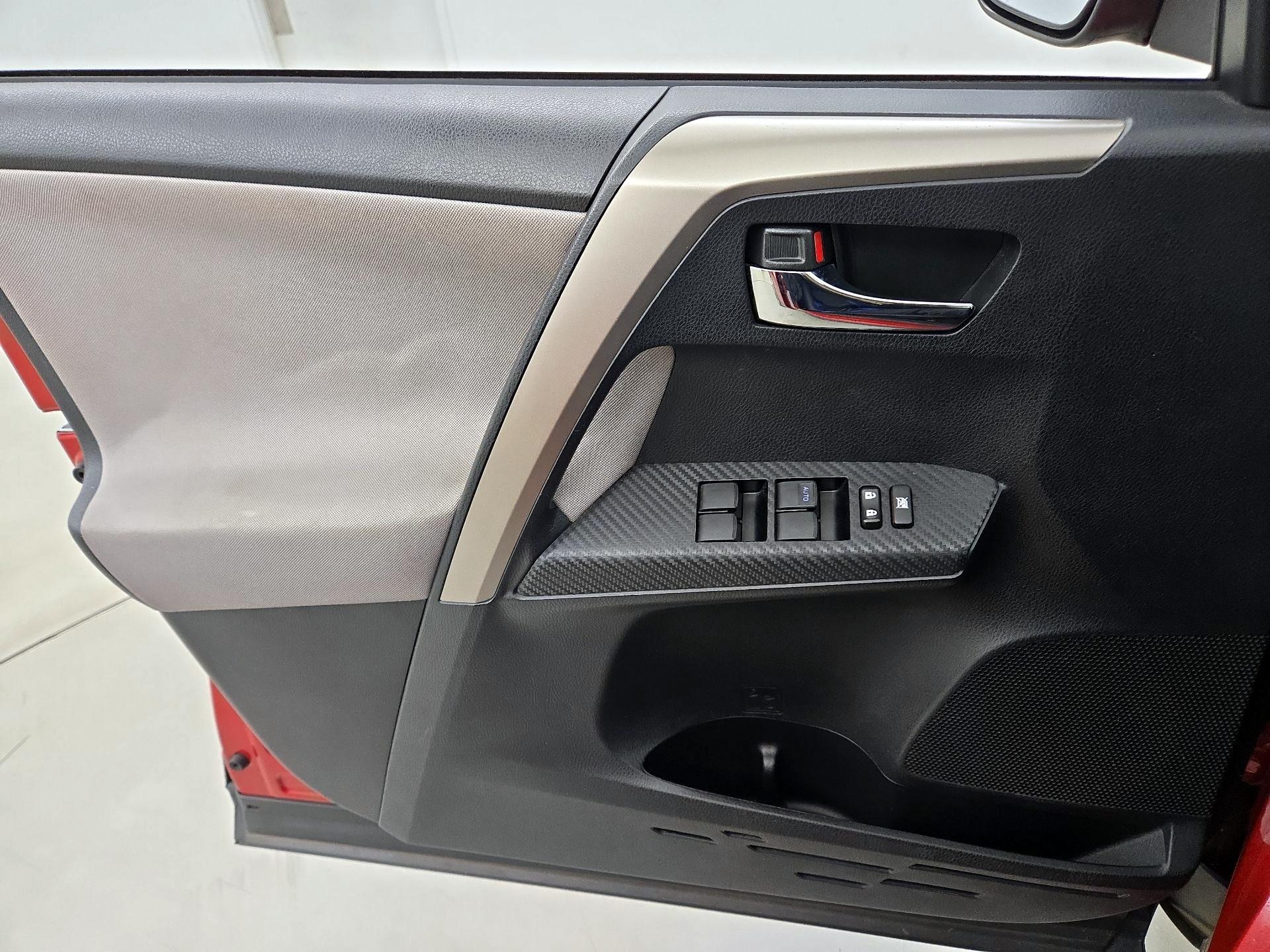 Thumbnail: 2015 Toyota RAV4 - 12