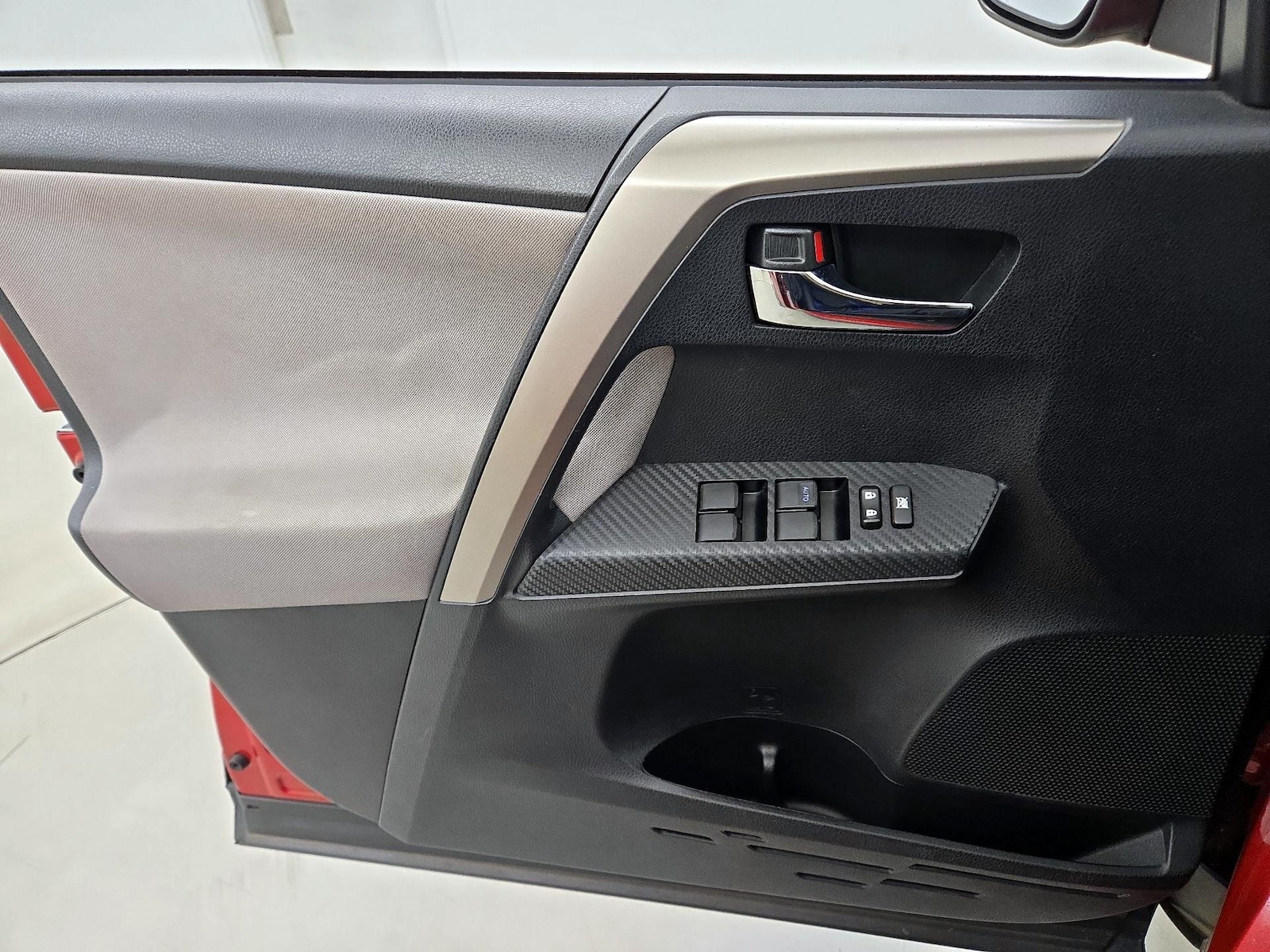 2015 Toyota RAV4 XLE - Photo 13