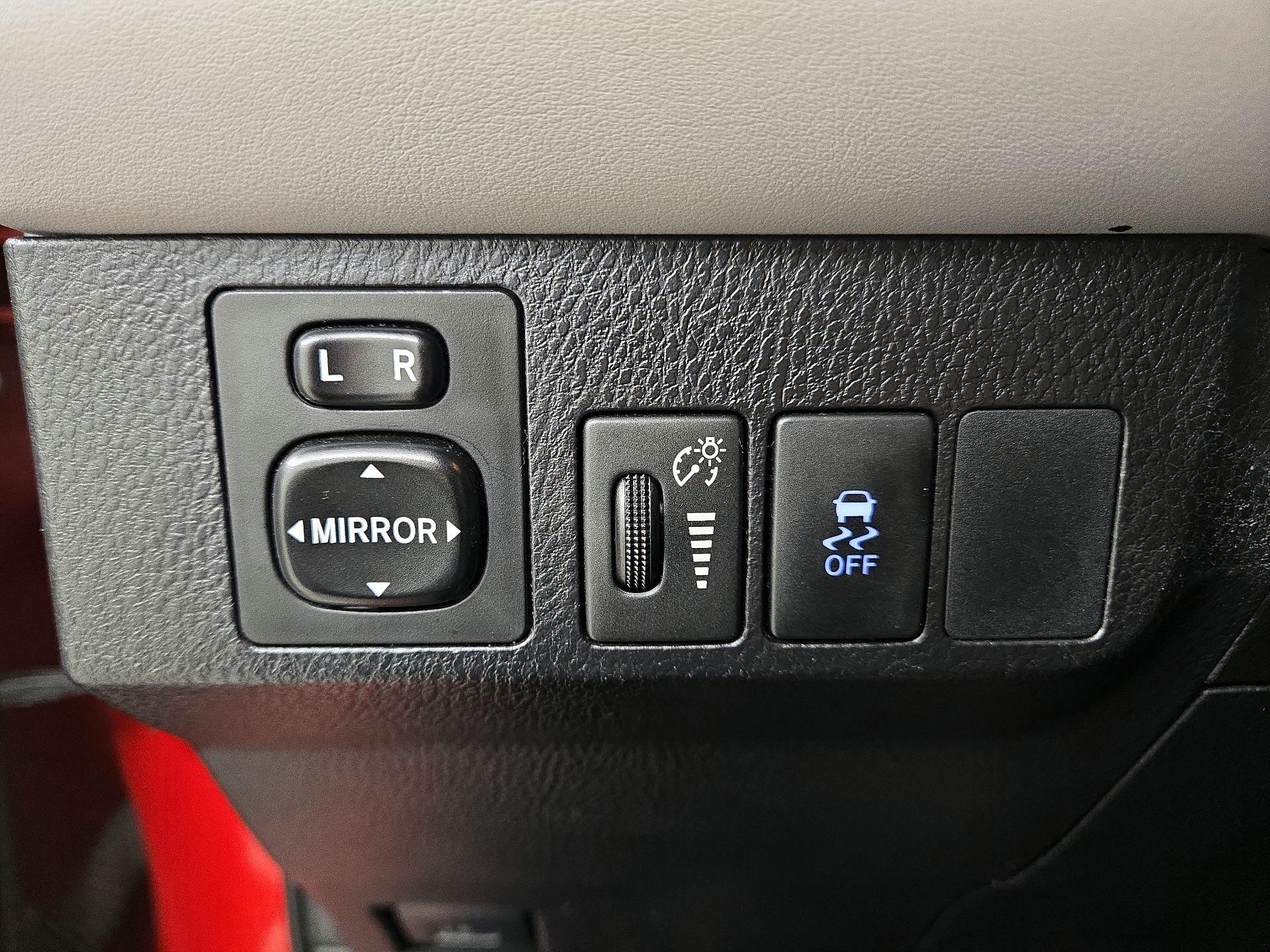 Thumbnail: 2015 Toyota RAV4 - 13