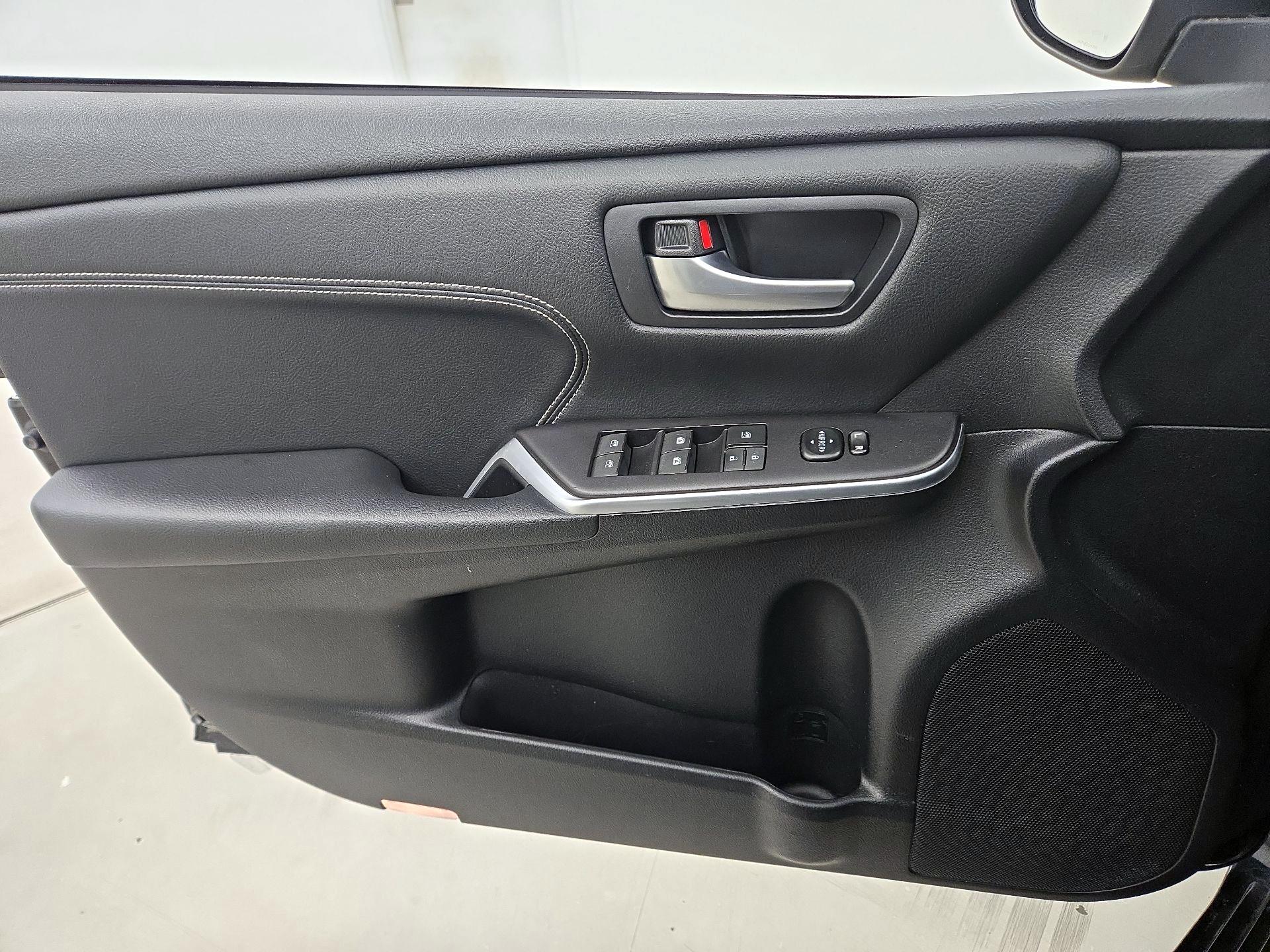 Thumbnail: 2015 Toyota Camry - 12