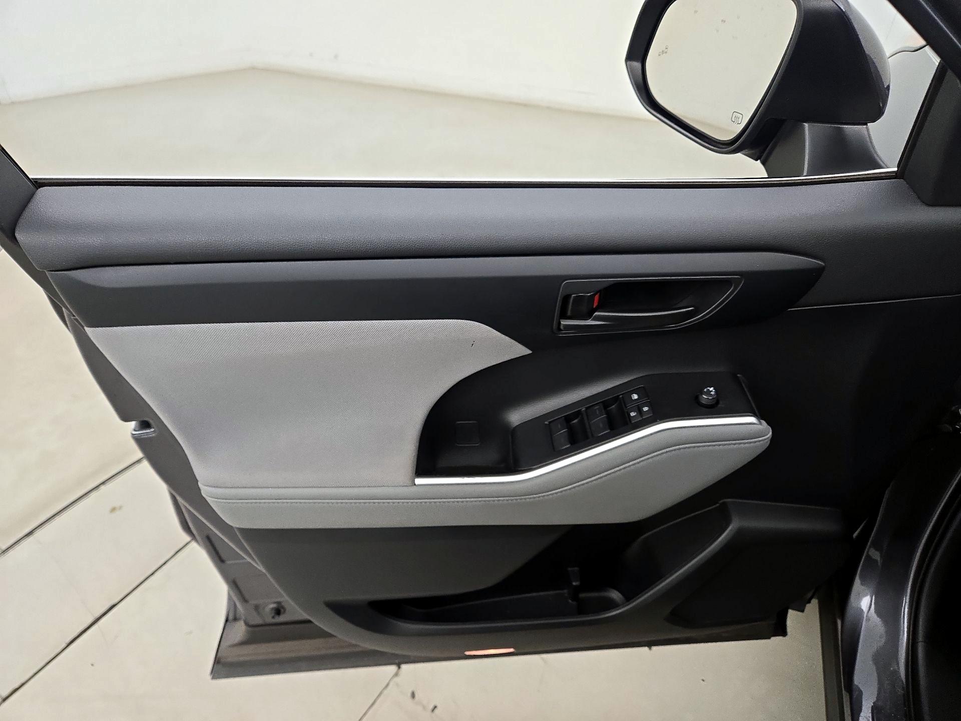 Thumbnail: 2023 Toyota Highlander - 12