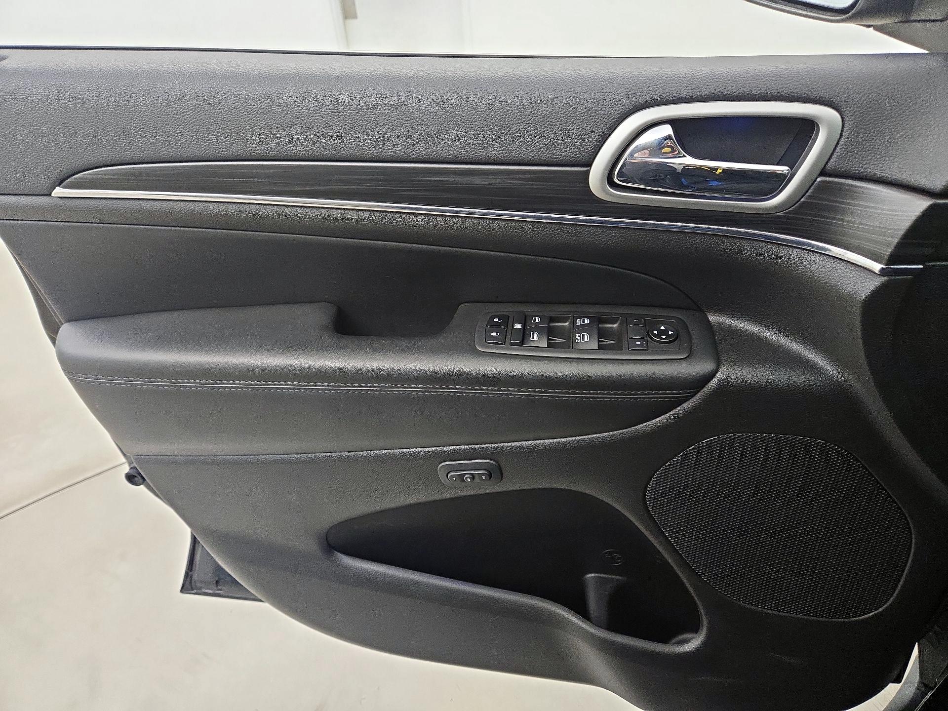 Thumbnail: 2020 Jeep Grand Cherokee - 12