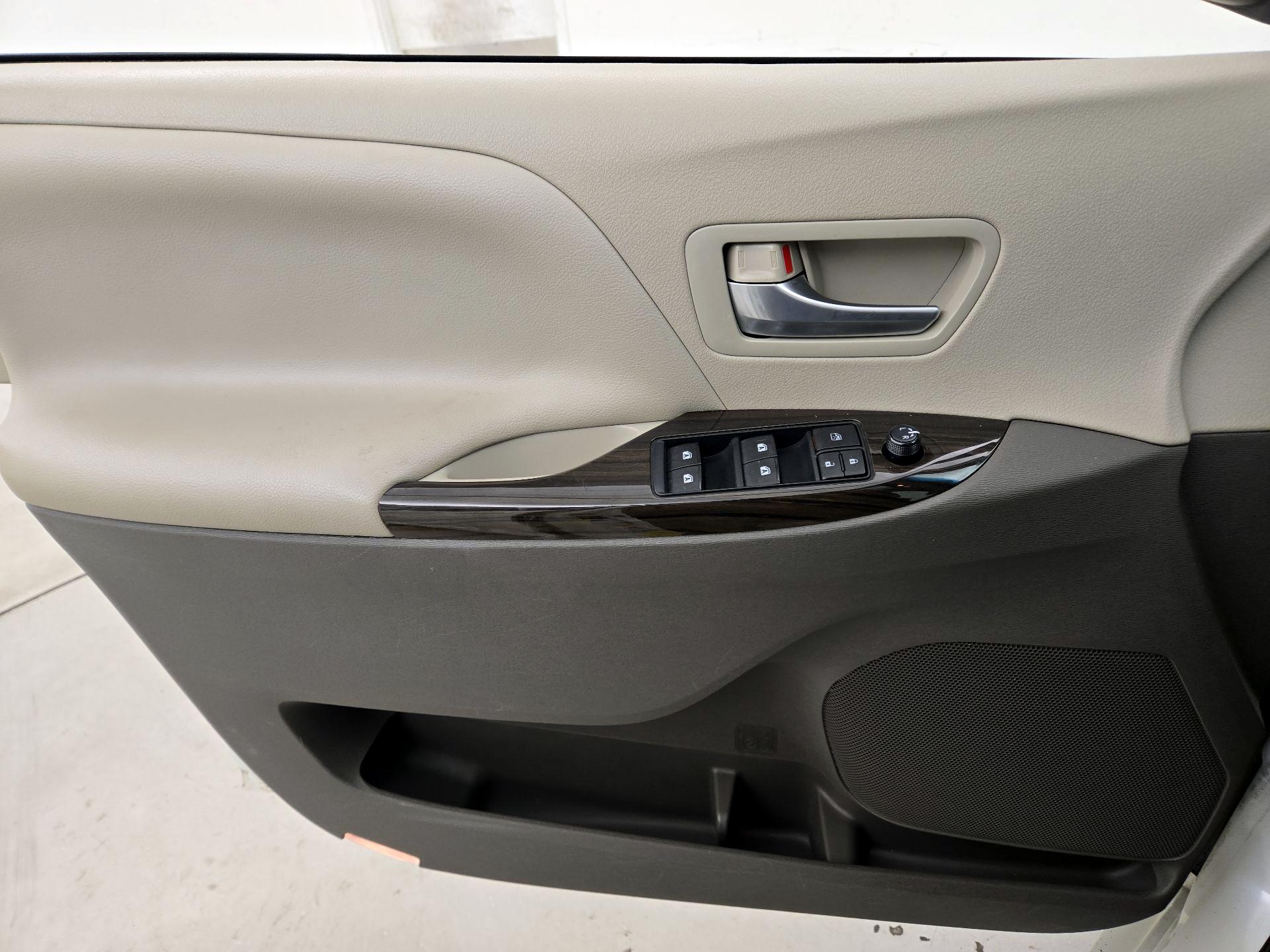 Thumbnail: 2015 Toyota Sienna - 12