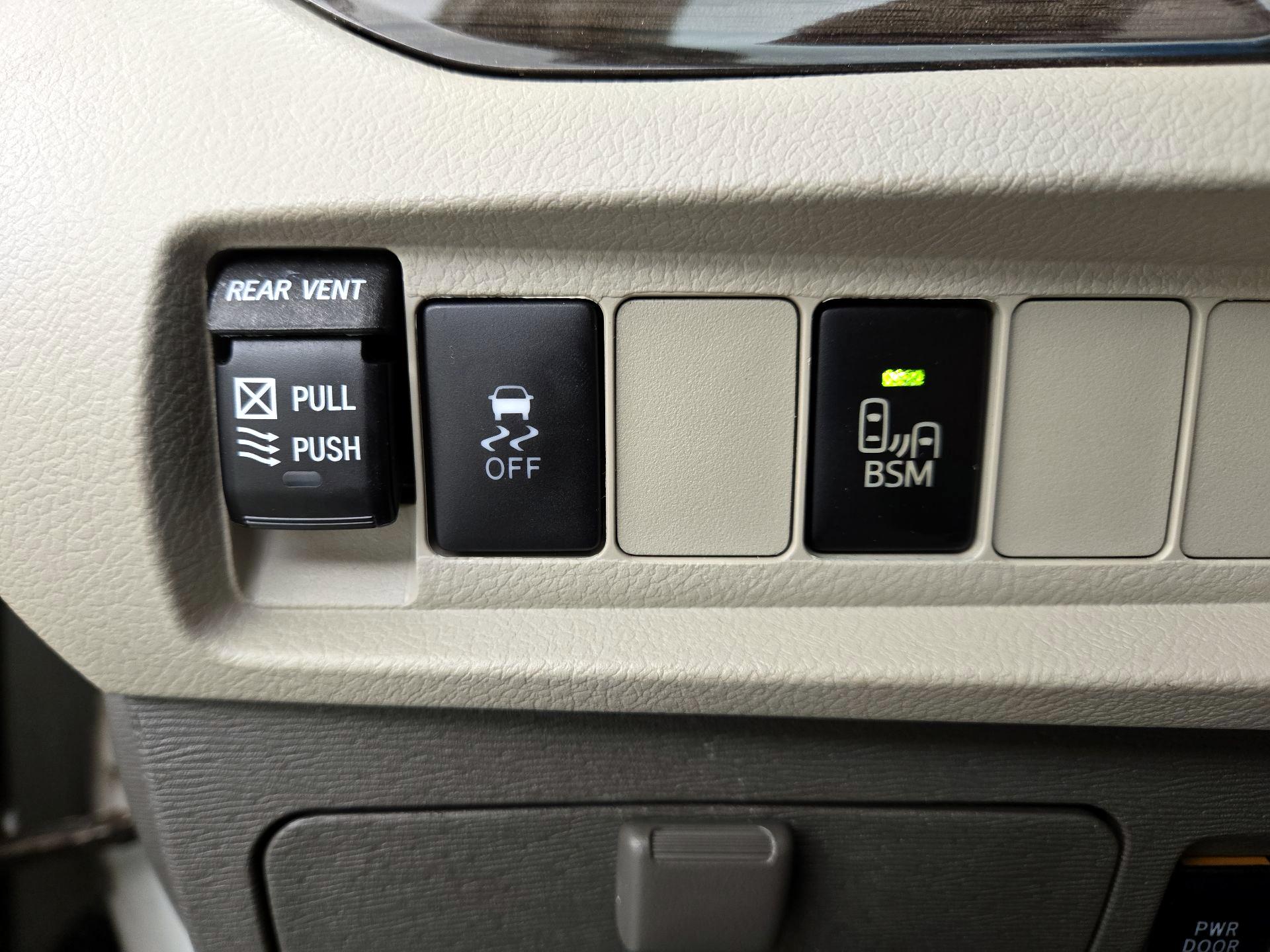 Thumbnail: 2015 Toyota Sienna - 13