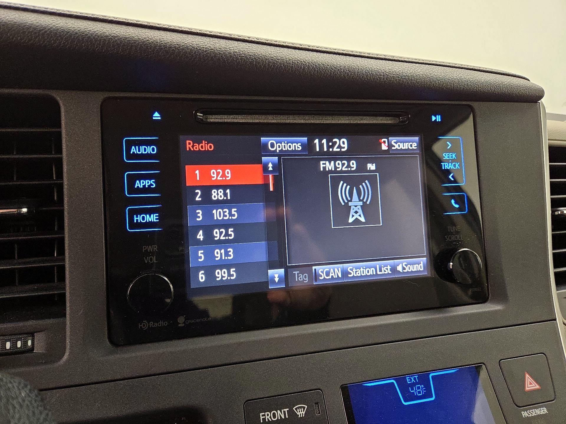 Thumbnail: 2015 Toyota Sienna - 15