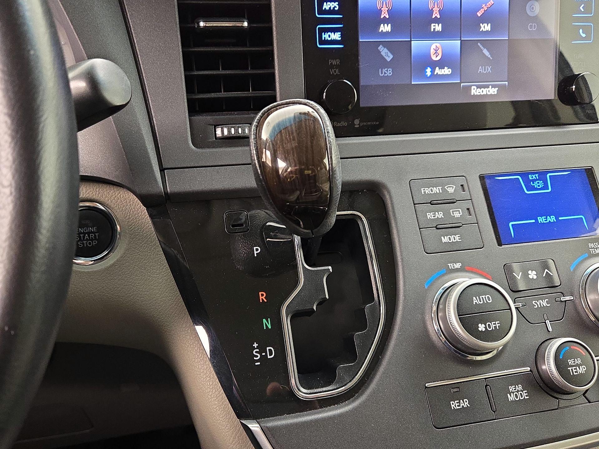 Thumbnail: 2015 Toyota Sienna - 17