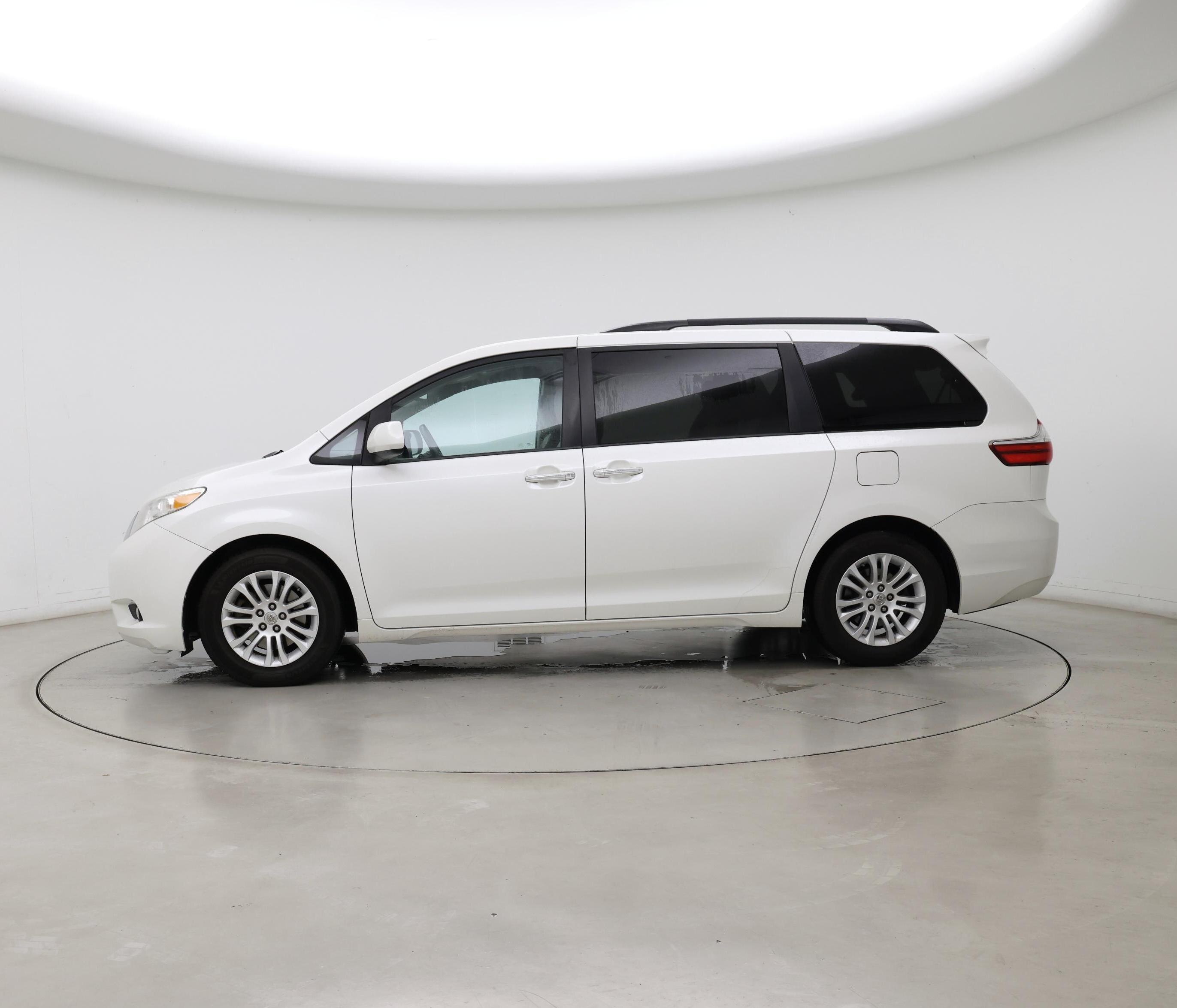 Thumbnail: 2015 Toyota Sienna - 3