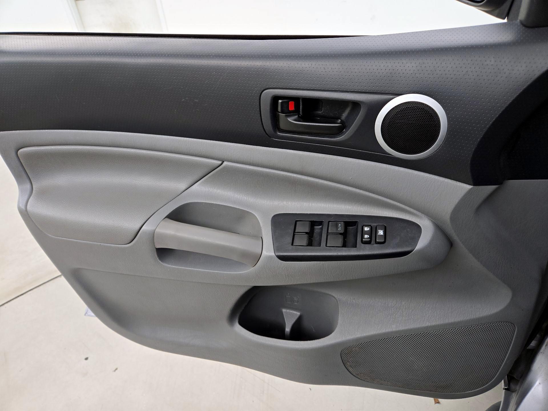 Thumbnail: 2015 Toyota Tacoma - 12