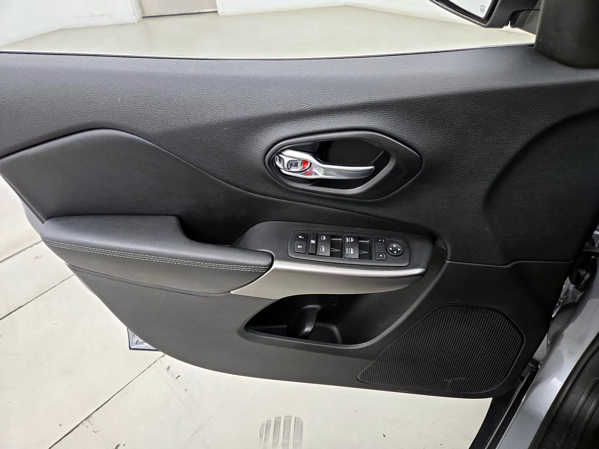 Thumbnail: 2021 Jeep Cherokee - 12