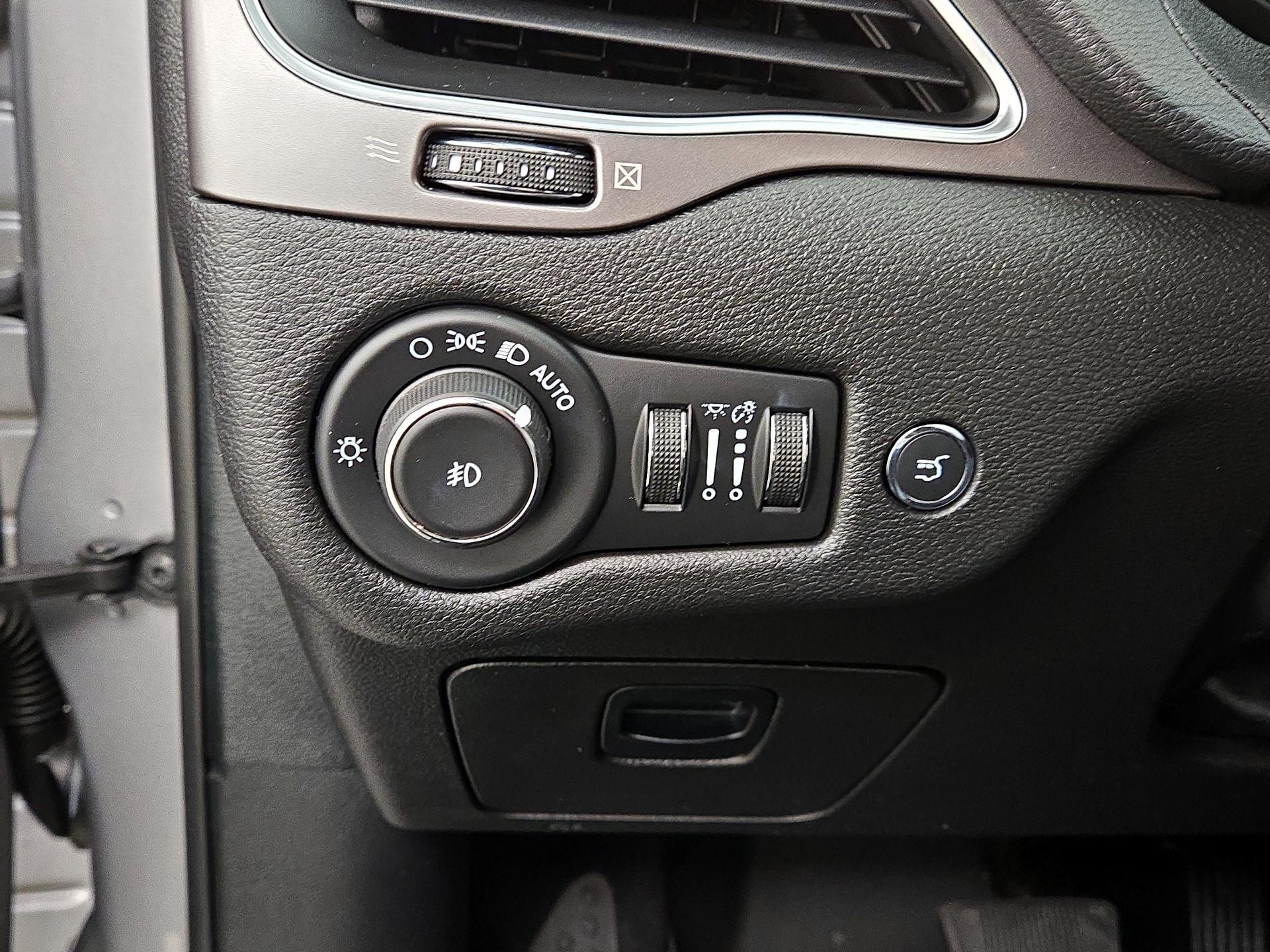 Thumbnail: 2021 Jeep Cherokee - 13