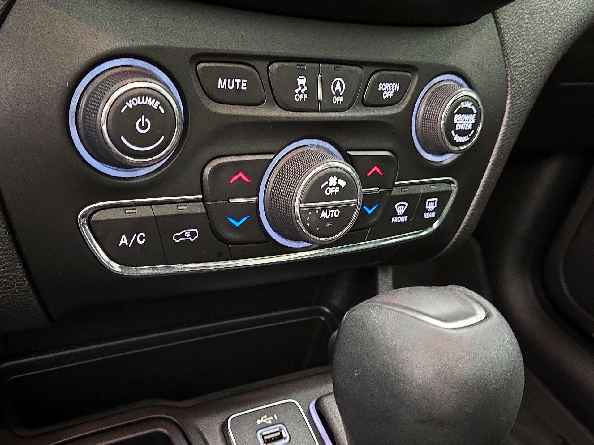 Thumbnail: 2021 Jeep Cherokee - 16