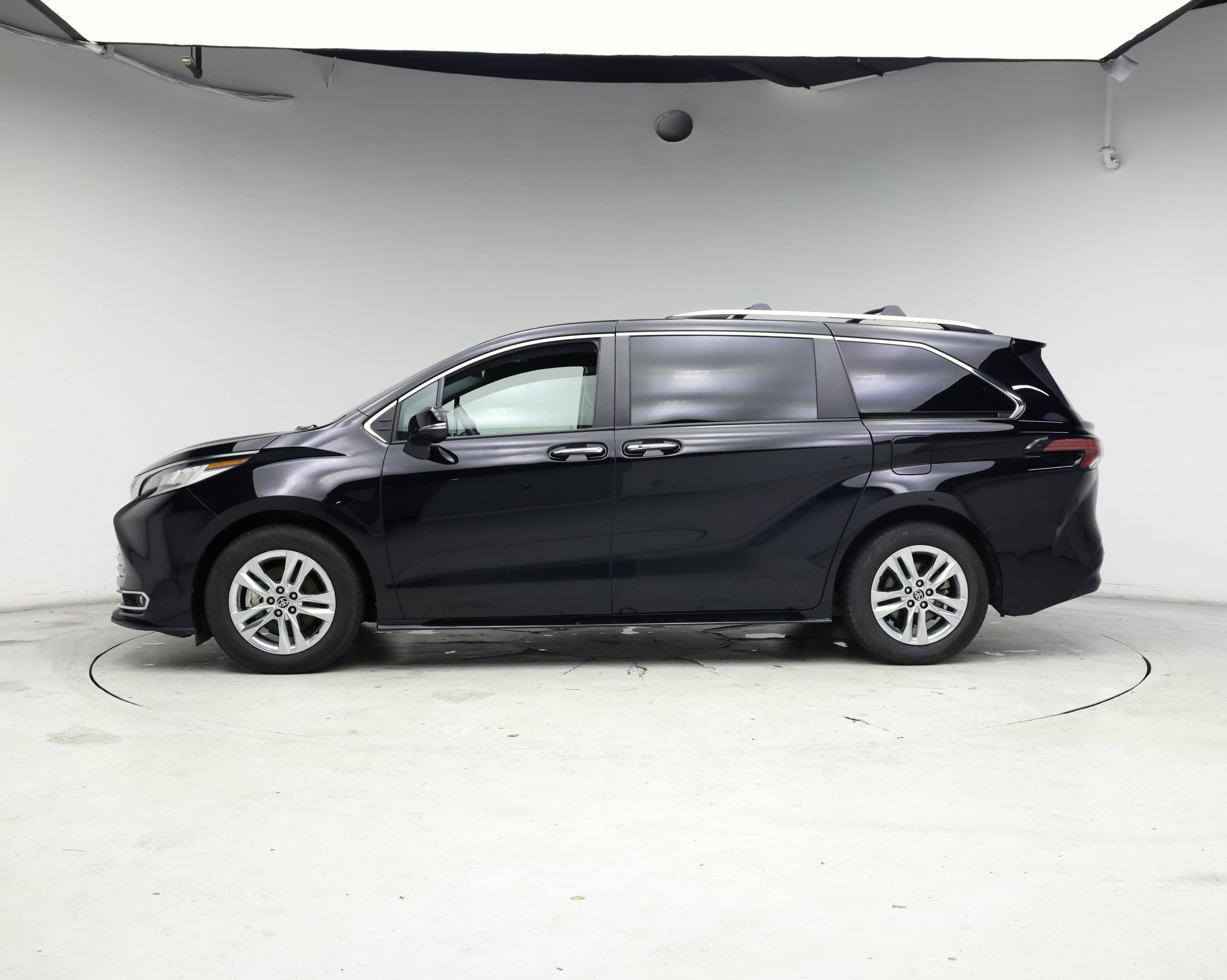 Thumbnail: 2022 Toyota Sienna - 3