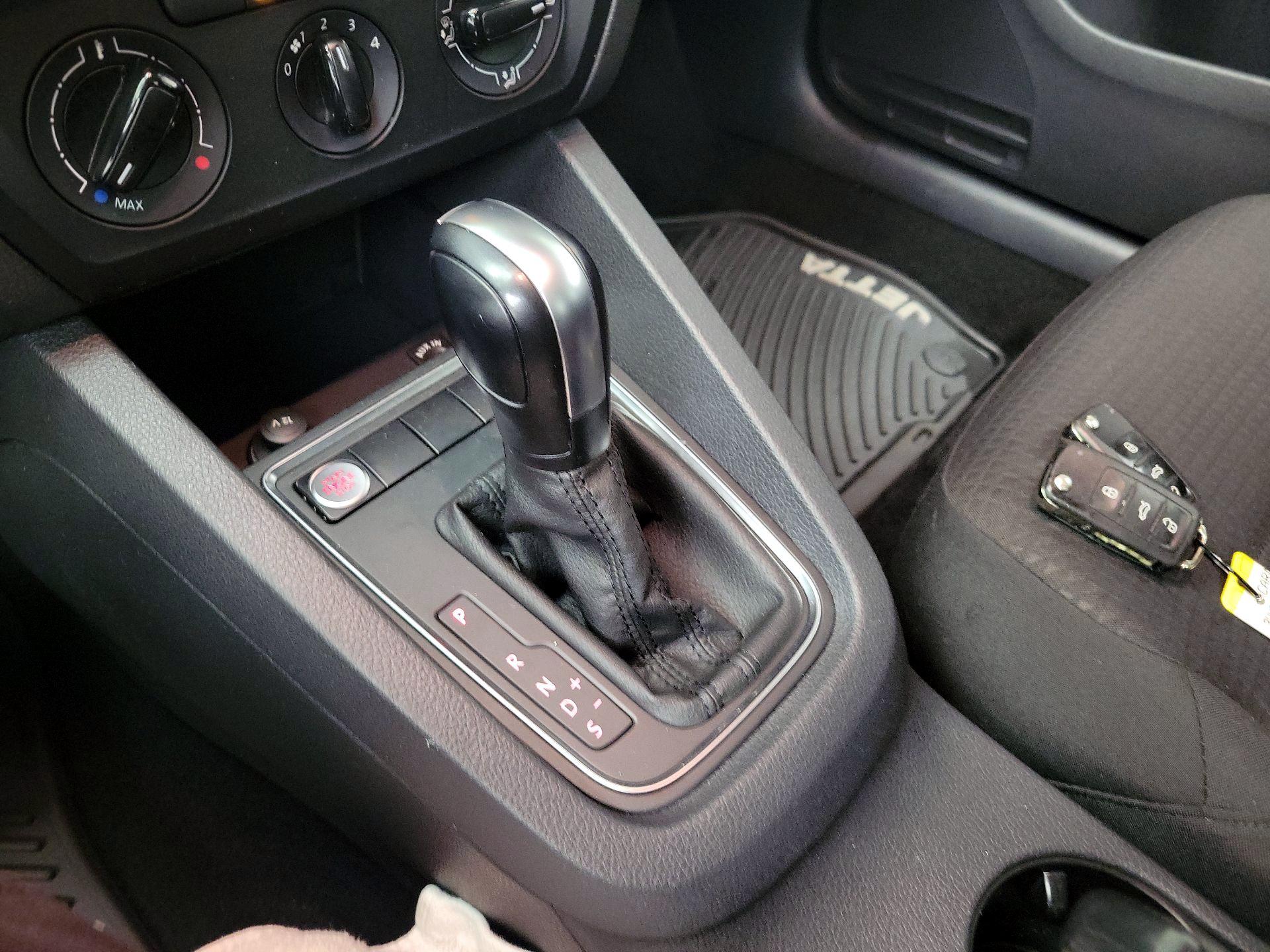 Thumbnail: 2015 Volkswagen Jetta - 17