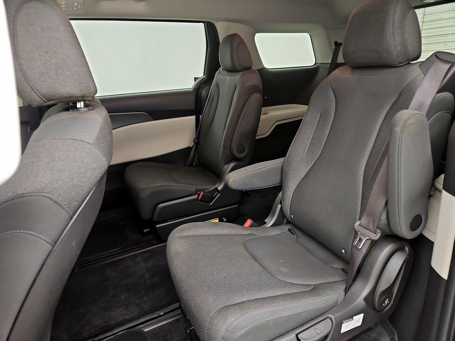 Thumbnail: 2022 Kia Carnival - 20