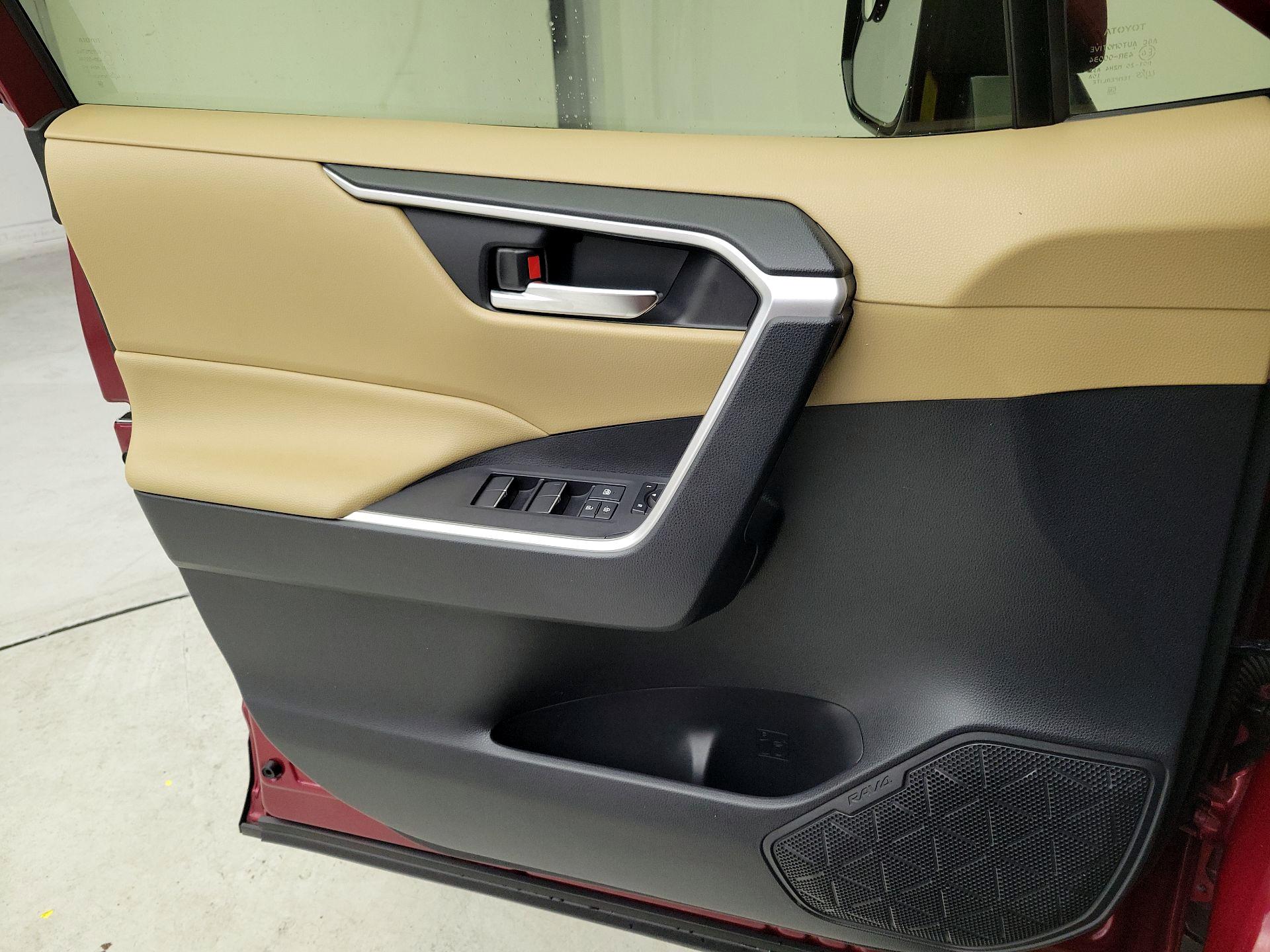 Thumbnail: 2019 Toyota RAV4 - 12