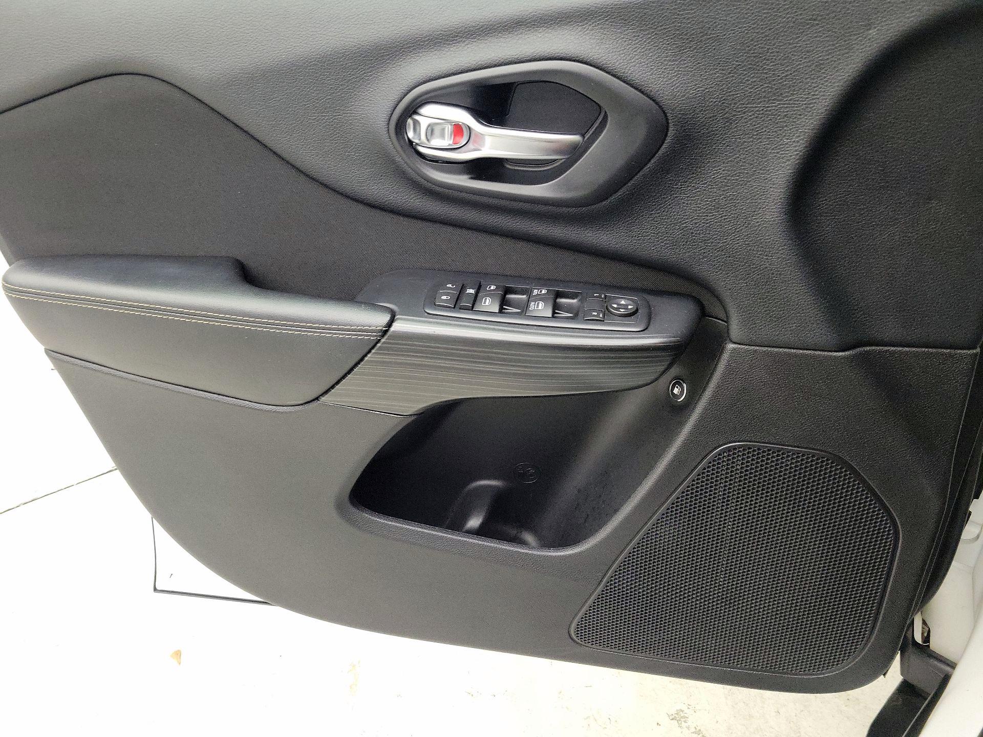 Thumbnail: 2015 Jeep Cherokee - 12
