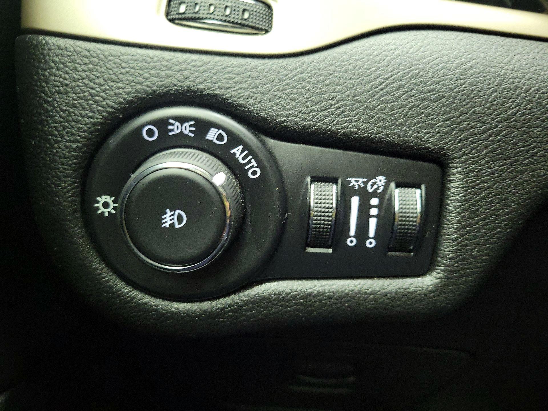 Thumbnail: 2015 Jeep Cherokee - 13