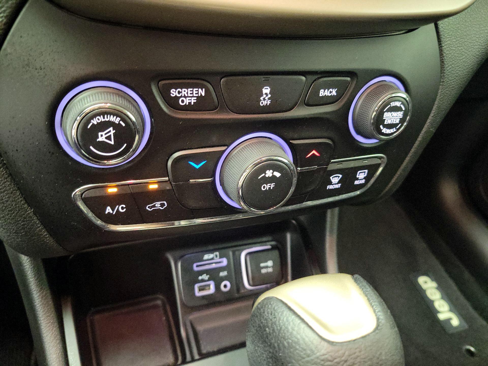 Thumbnail: 2015 Jeep Cherokee - 16