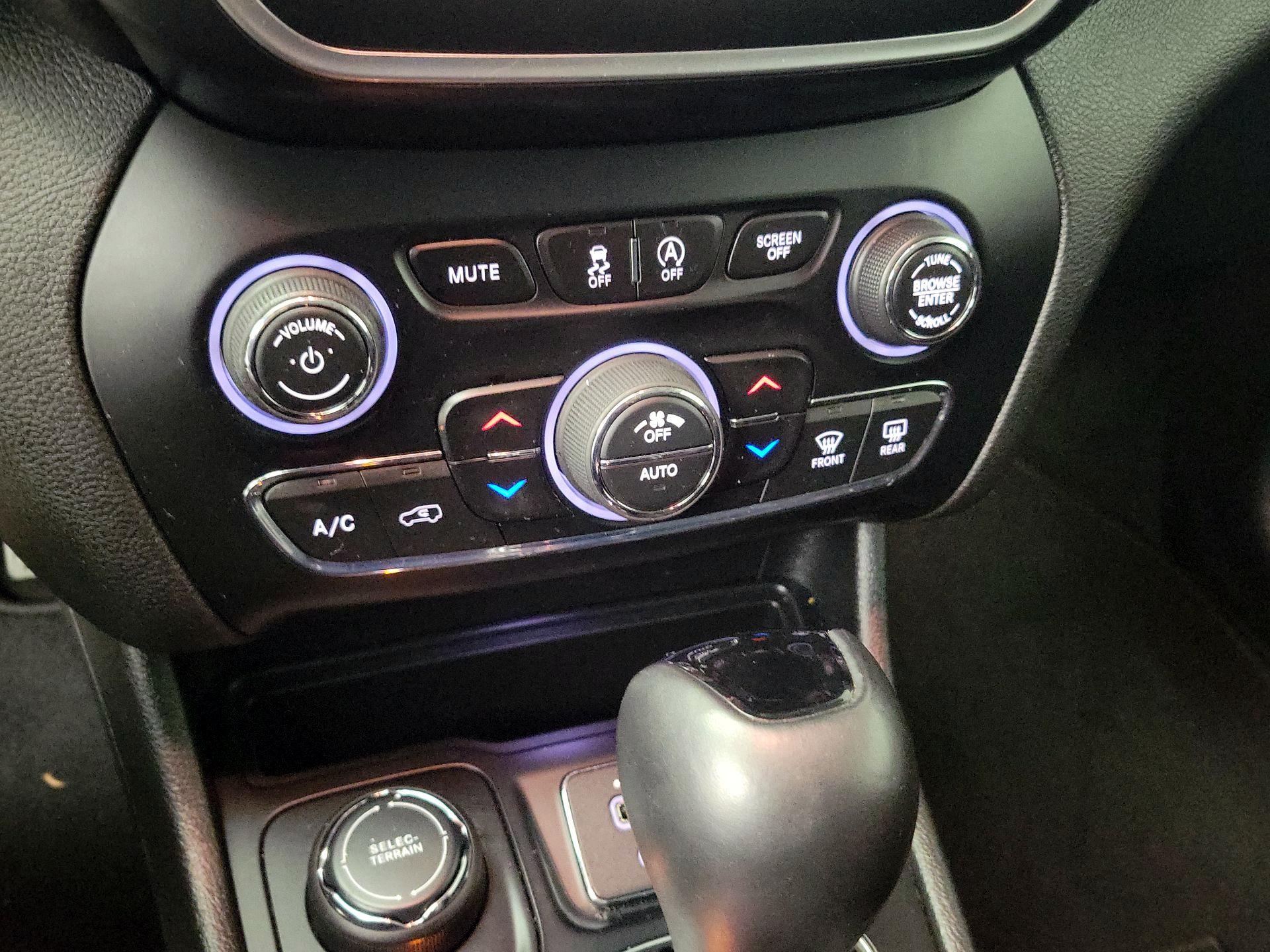 Thumbnail: 2019 Jeep Cherokee - 16