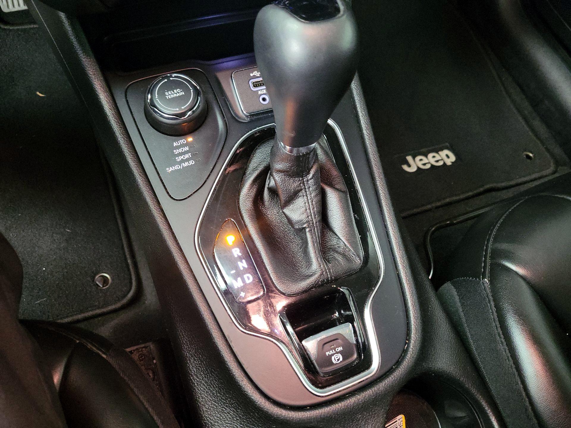 Thumbnail: 2019 Jeep Cherokee - 17