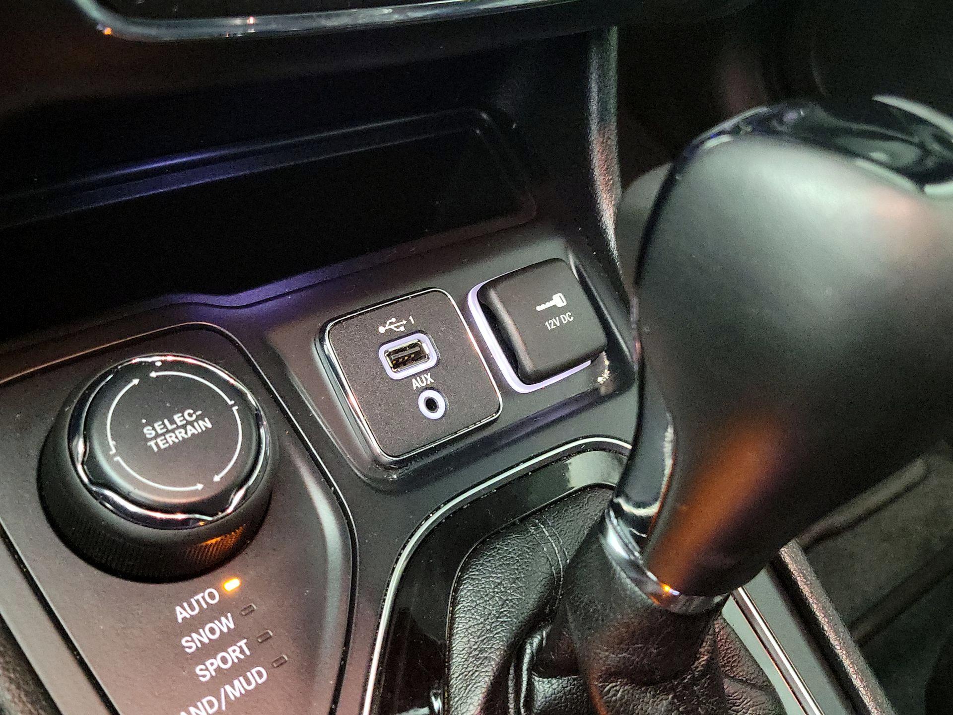 Thumbnail: 2019 Jeep Cherokee - 18