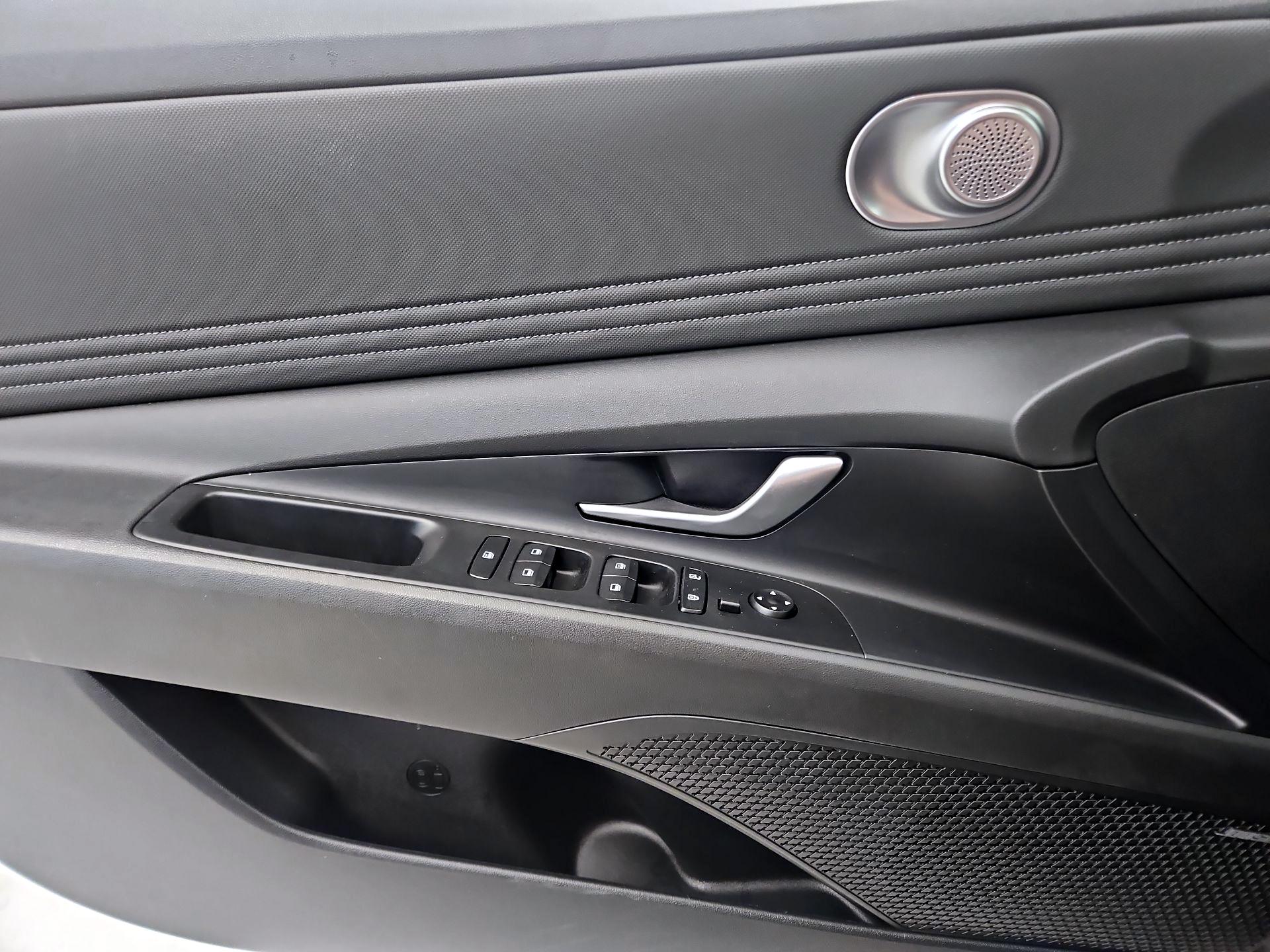 Thumbnail: 2022 Hyundai Elantra - 12