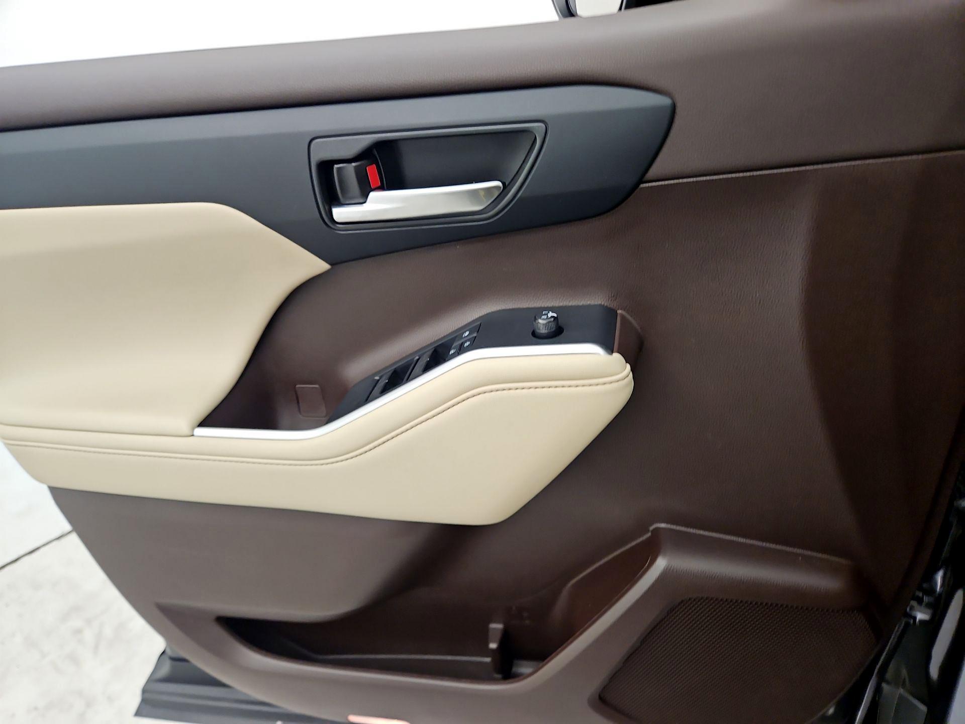 Thumbnail: 2021 Toyota Highlander - 12